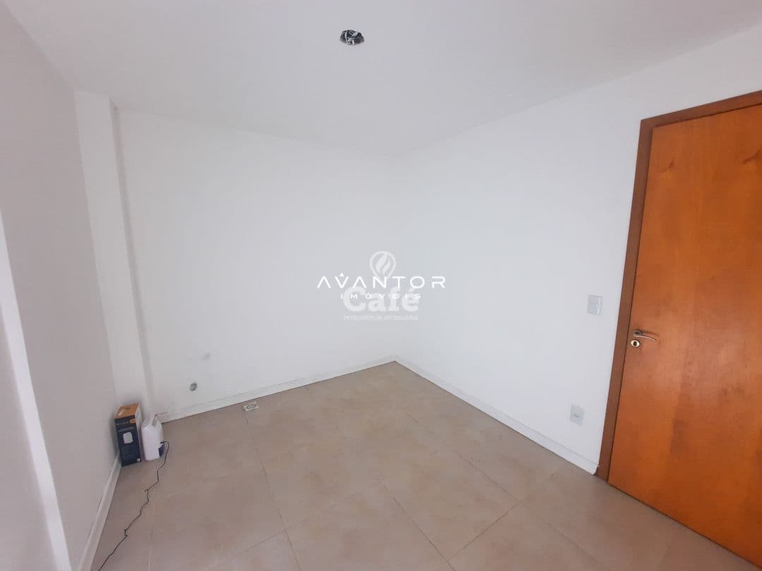 Dormitório com porta de acesso — Sala Comercial com 1 sala para alugar no Edifício Palazzo Magnago, em Centro, Santa Maria/RS