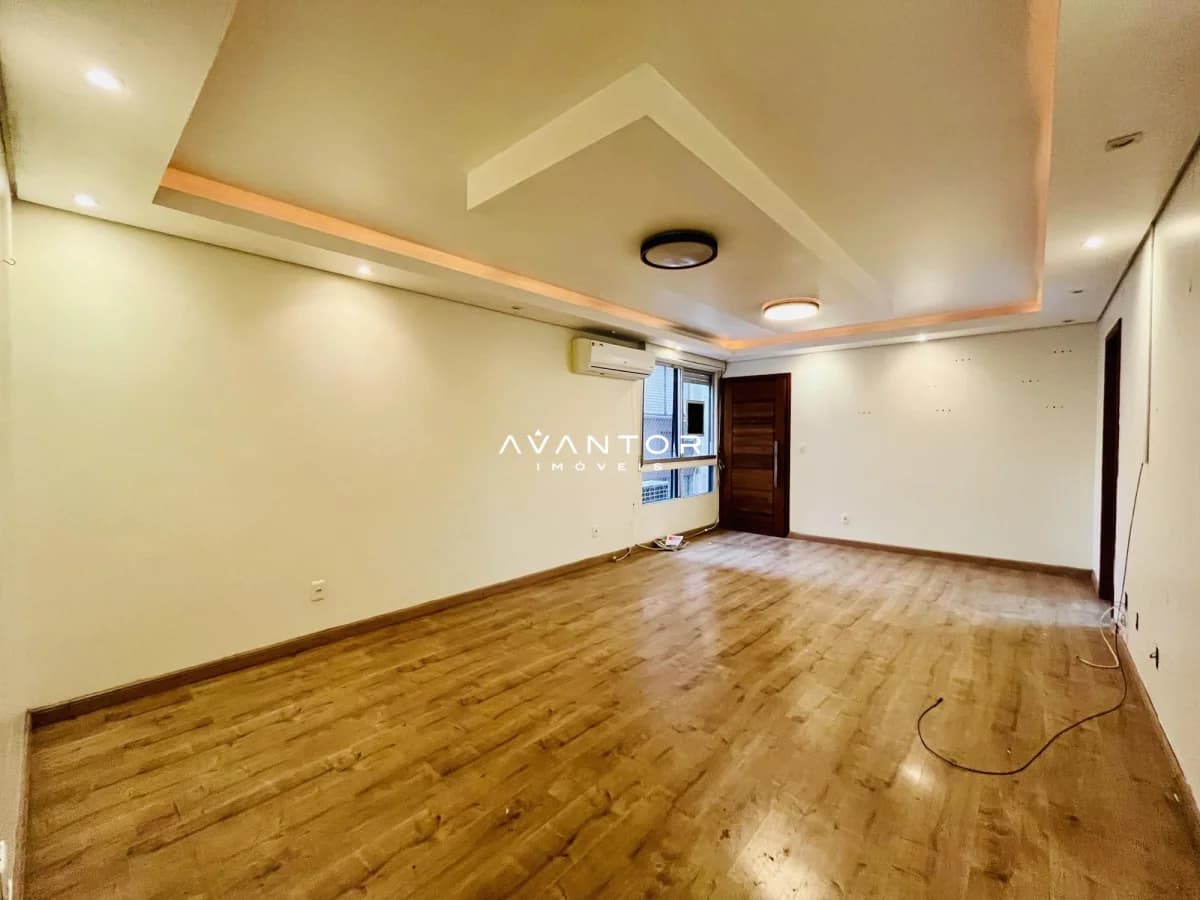 Sala de estar com piso em madeira — Edifício Jandaia, Centro, Santa Maria/RS