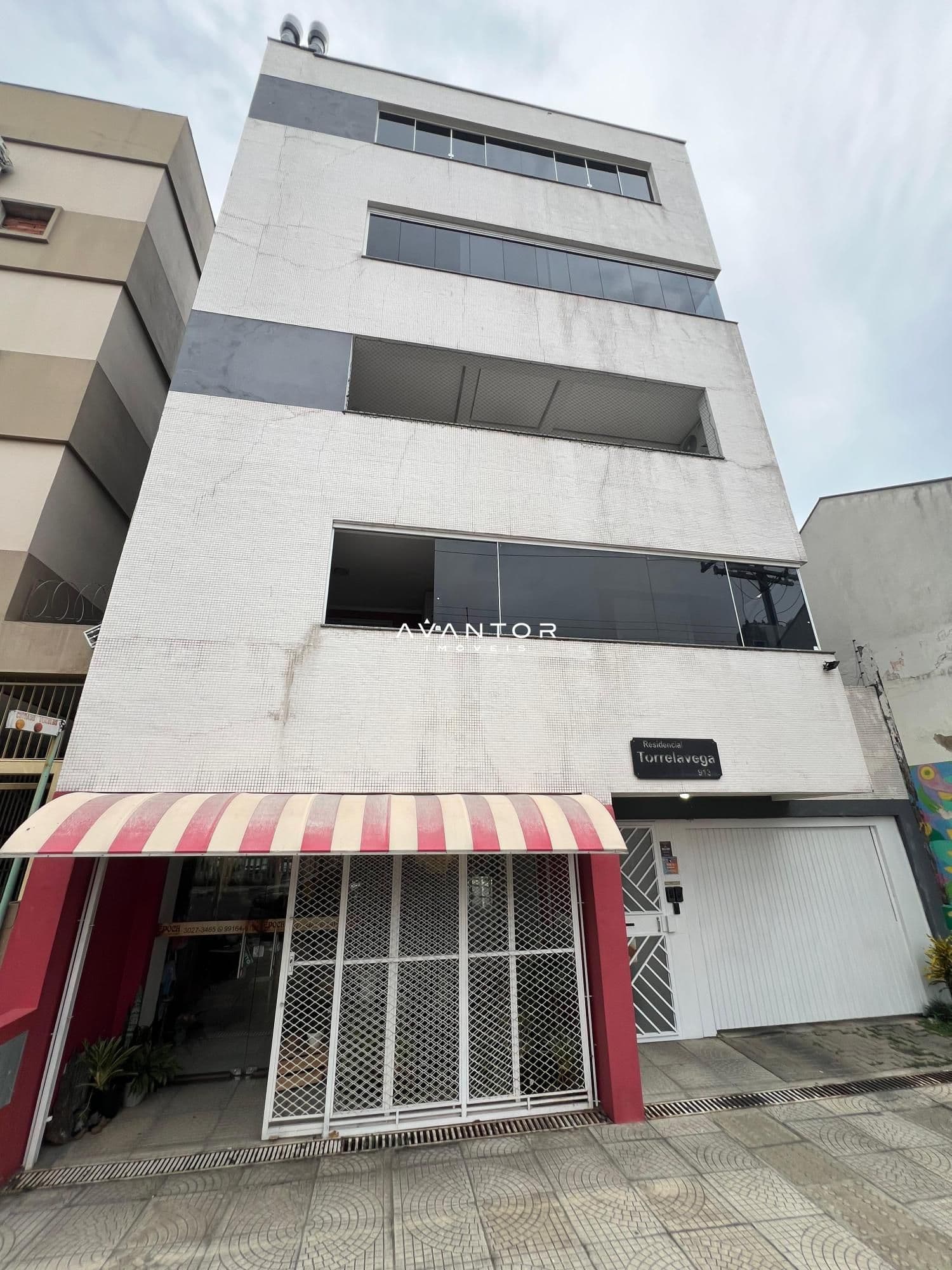 Fachada do edifício com sacada — Apartamento com 1 quarto à venda no Residencial Torrelavega, em Bonfim, Santa Maria/RS