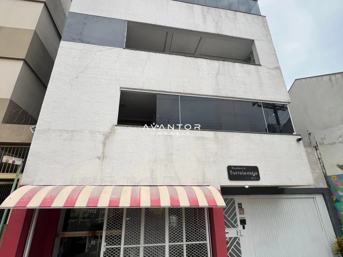 Fachada do edifício com sacada — Apartamento com 1 quarto à venda no Residencial Torrelavega, em Bonfim, Santa Maria/RS