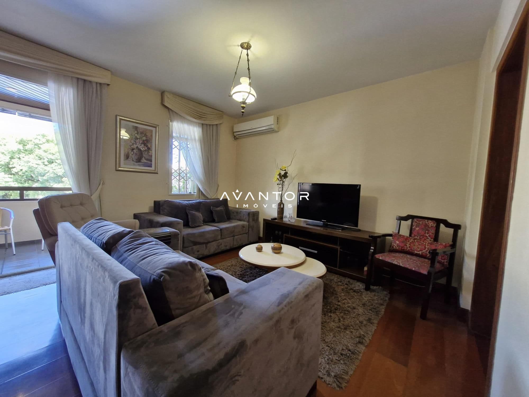 Sala de estar com sofás e televisão — Apartamento com 3 quartos à venda em Nossa Senhora de Fátima, Santa Maria/RS