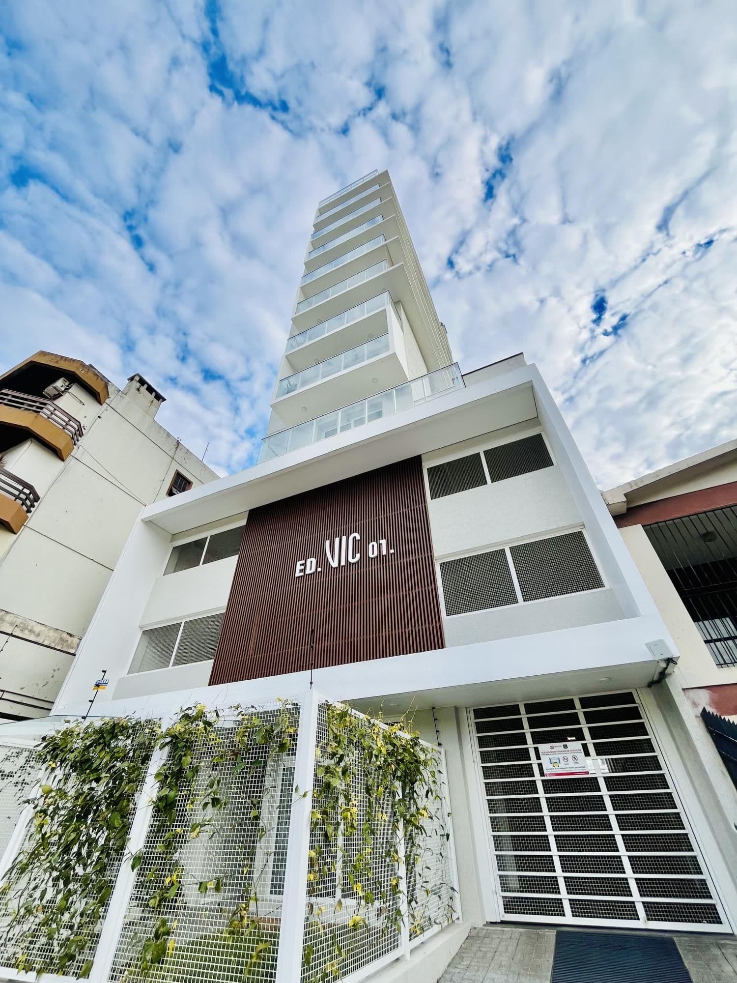 Fachada do prédio com sacada — Apartamento com 3 quartos à venda no Vic 01, em Nossa Senhora Medianeira, Santa Maria/RS