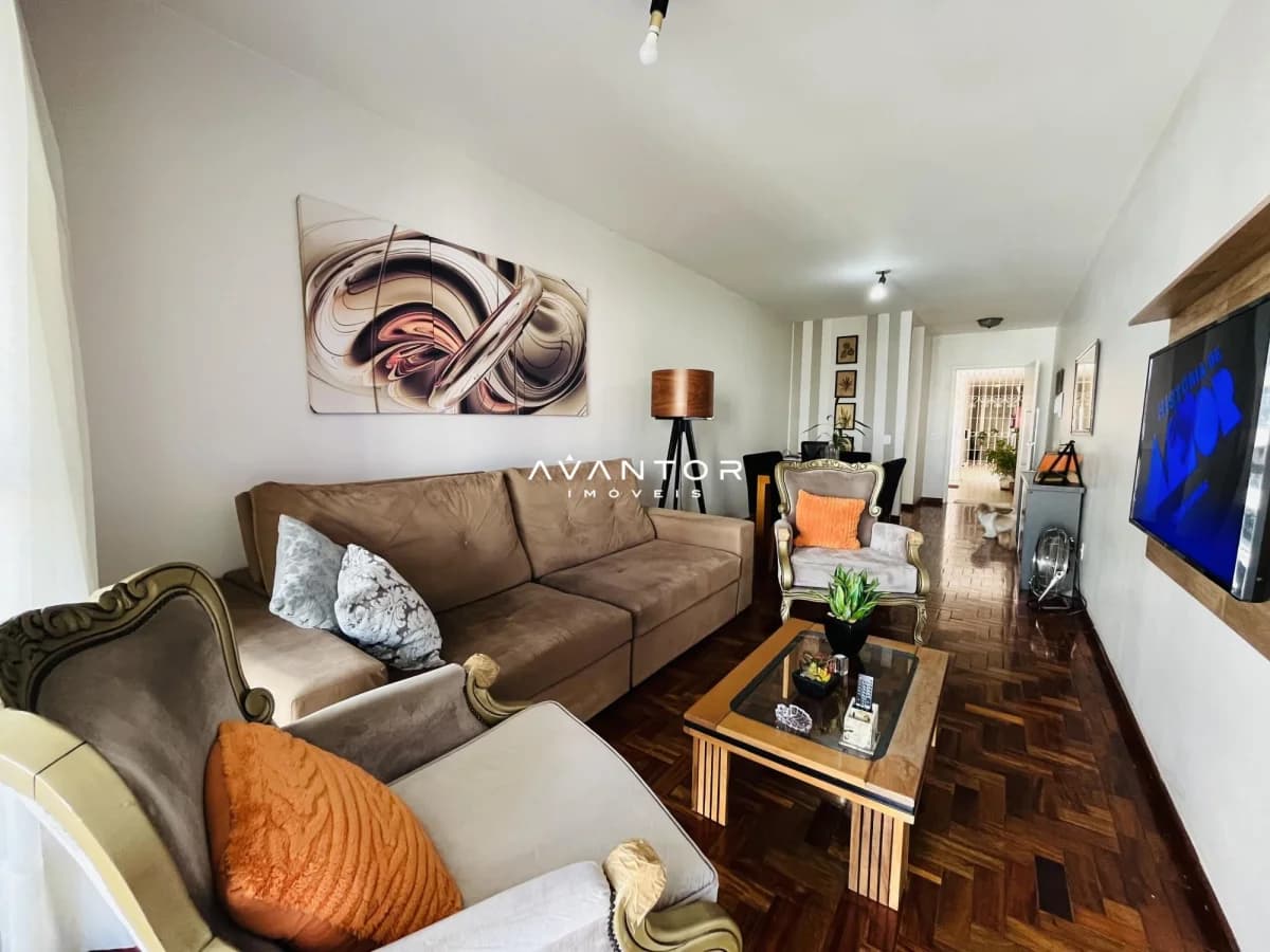 Sala de estar com sofá e poltronas — Apartamento com 3 quartos à venda no Edifício Flamboyant, em Bonfim, Santa Maria/RS