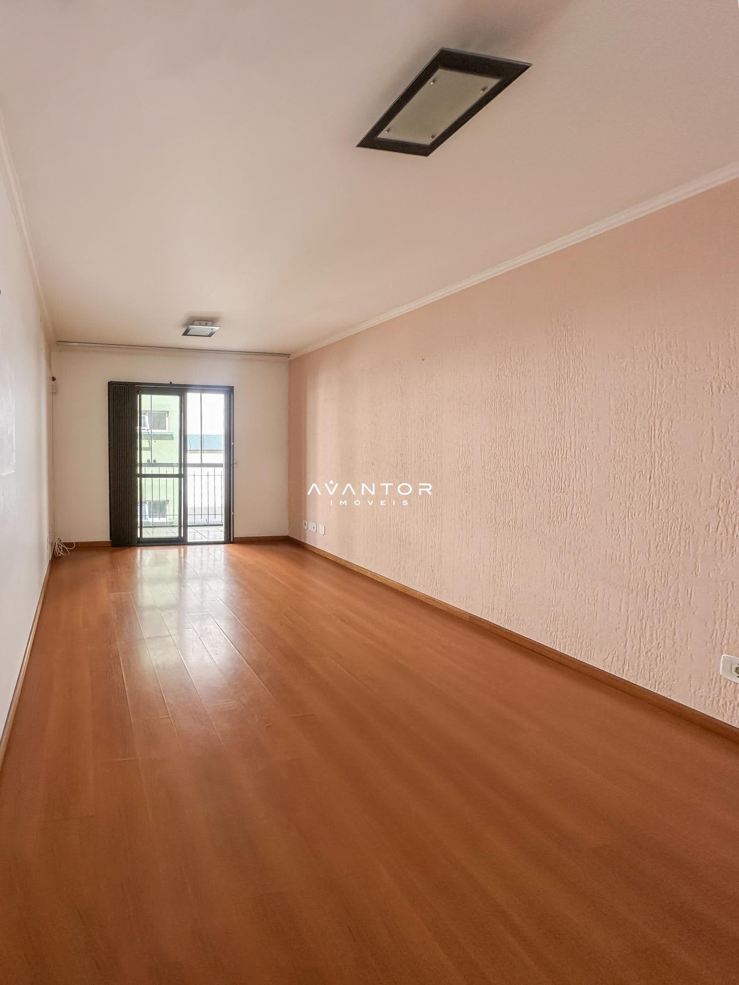 Sala com sacada e piso em madeira — Apartamento com 3 quartos à venda no Dona Elmira, em Centro, Santa Maria/RS