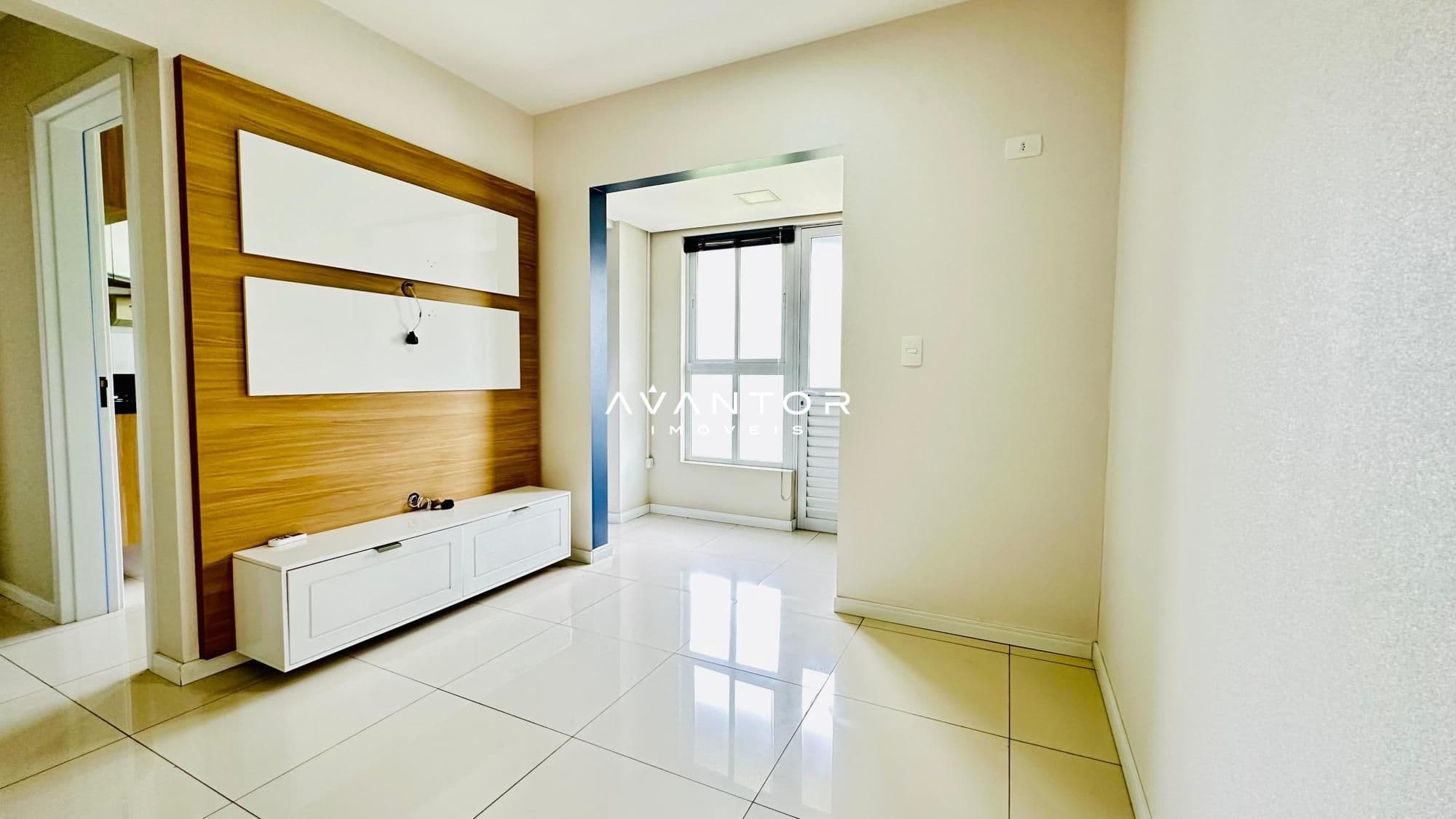 Sala de estar com sacada e painel de madeira — Apartamento com 1 quarto à venda em Uglione, Santa Maria/RS