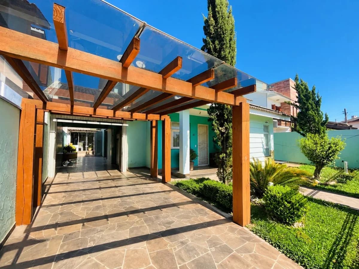 Pátio com pérgolado de madeira e vidro — Casa com 3 quartos à venda em Camobi, Santa Maria/RS