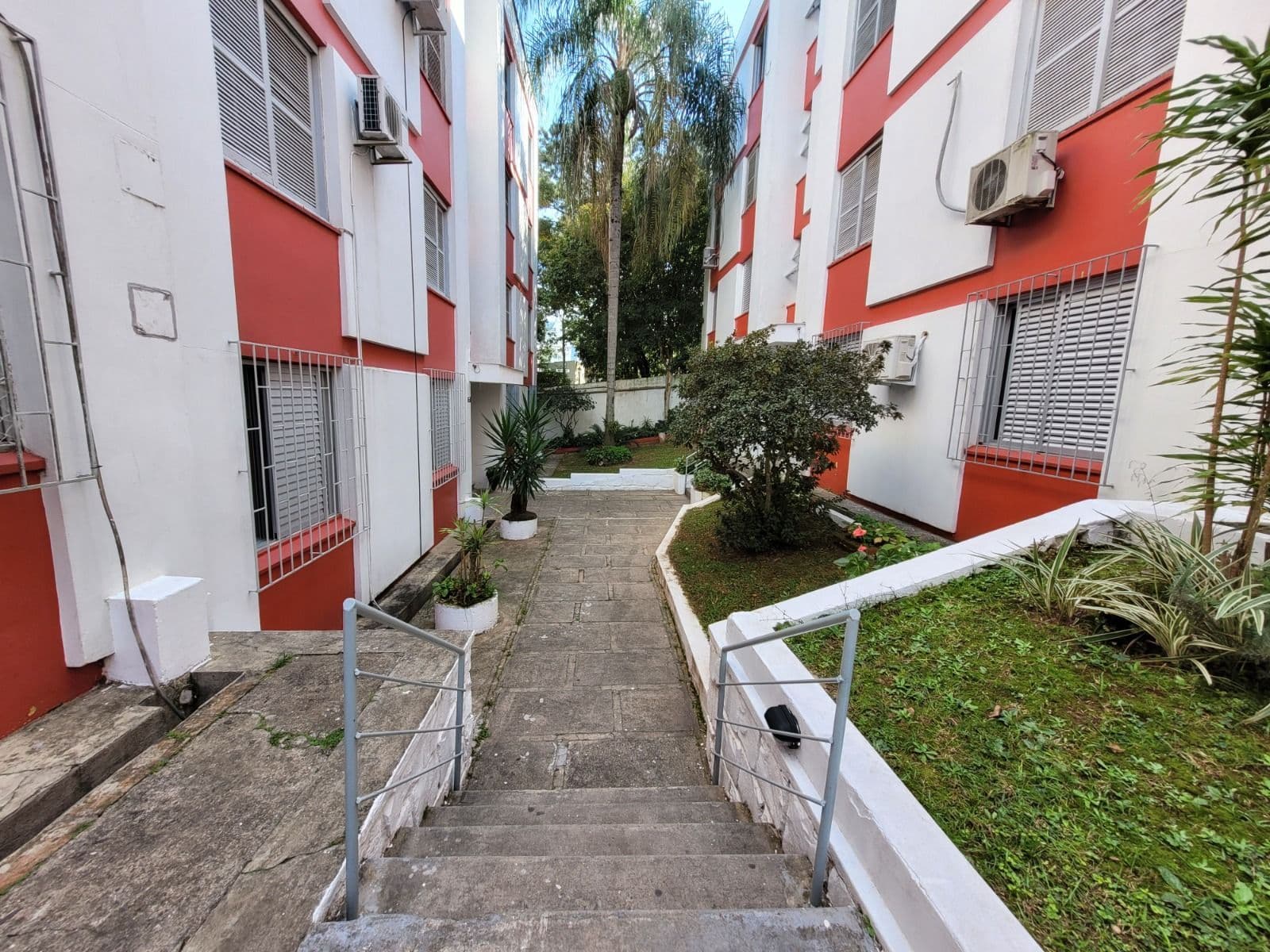Hall de entrada com área comum e paisagismo — Apartamento com 2 quartos à venda em Centro, Santa Maria/RS