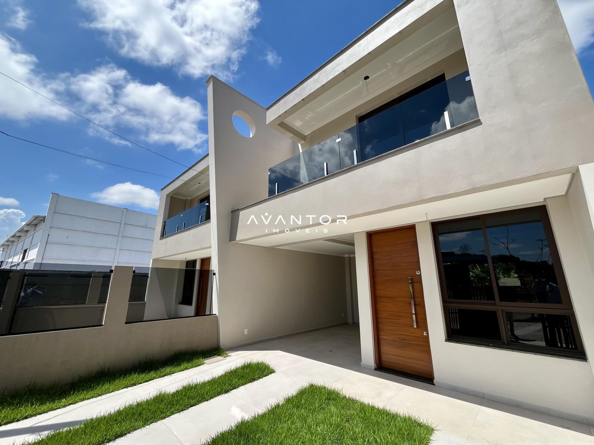 Fachada da casa com garagem — Casa com 3 quartos à venda em Camobi, Santa Maria/RS