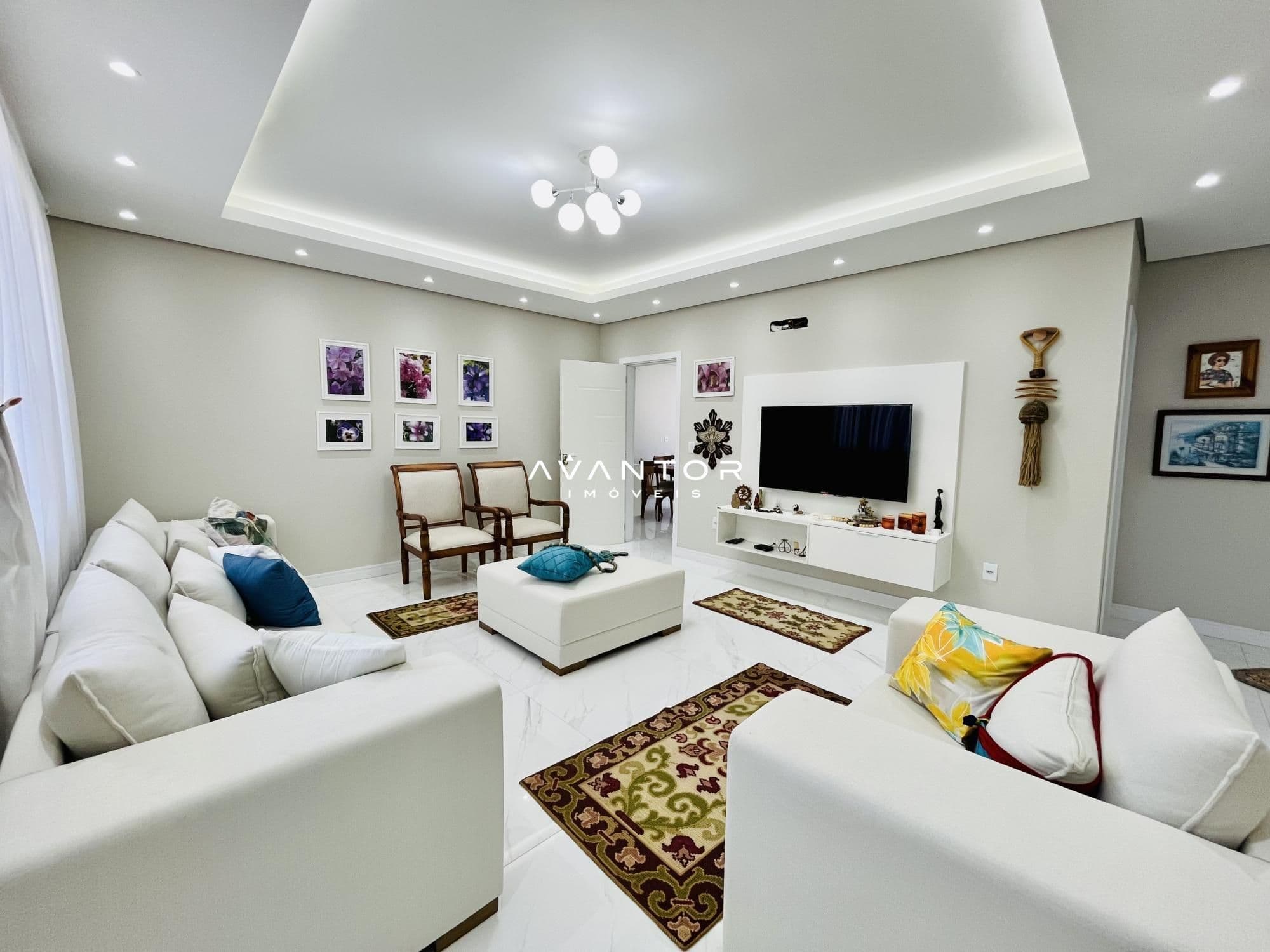 Sala de estar com sofás e TV — Casa com 4 quartos à venda em Camobi, Santa Maria/RS