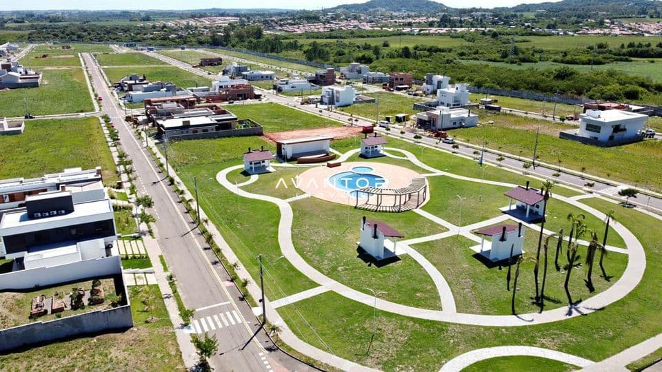 Vista aérea de loteamento com áreas de lazer — Terreno à venda no Cidade Universitária, em Camobi, Santa Maria/RS