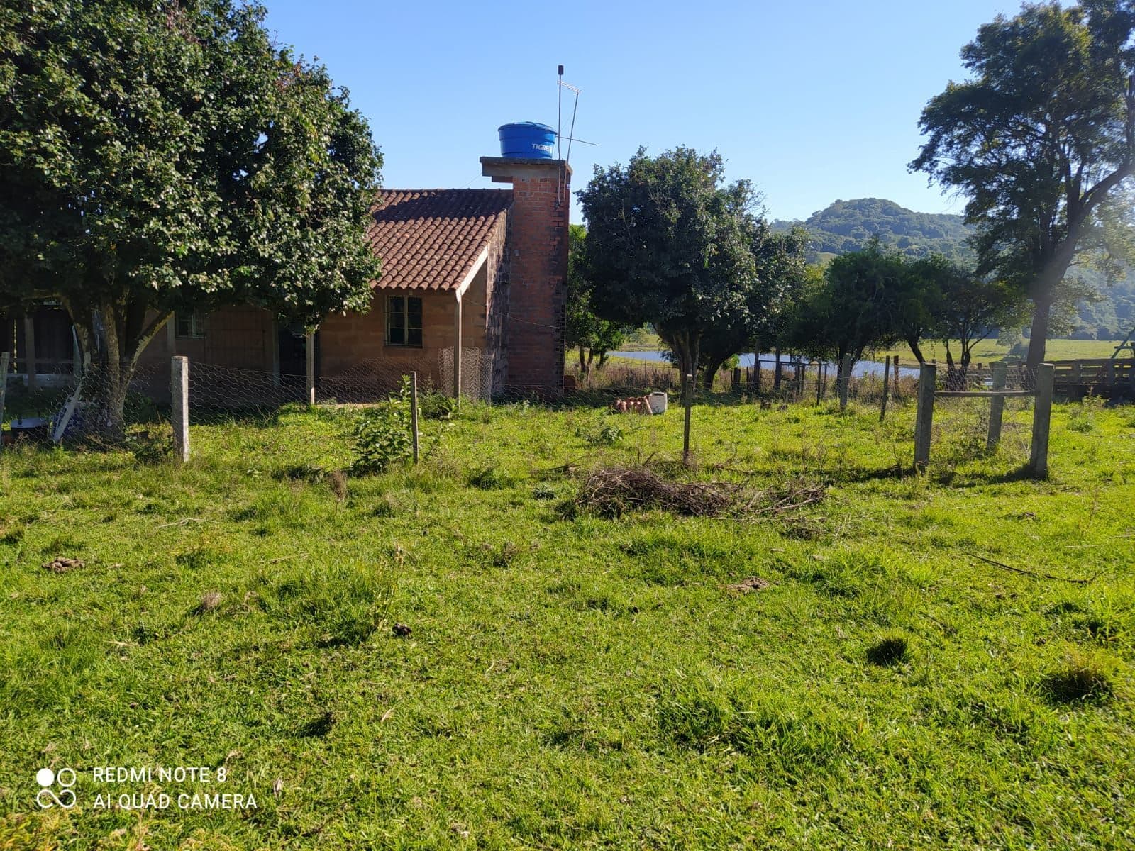 Fachada da casa com terreno e árvores — Chácara com 2 quartos à venda em Rural, São Pedro do Sul/RS