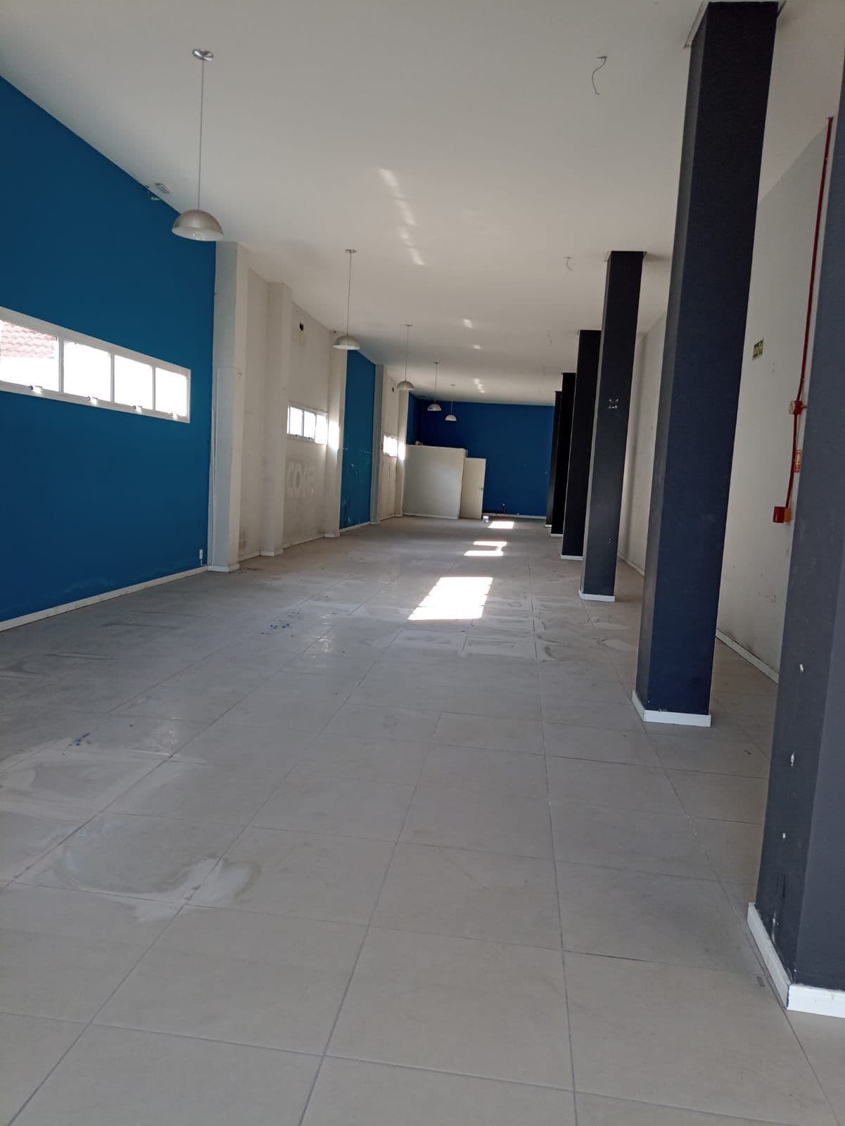 Loja Comercial Ampla De 330 m² Para Locação — Sala Comercial com 1 sala para alugar em Menino Jesus, Santa Maria/RS