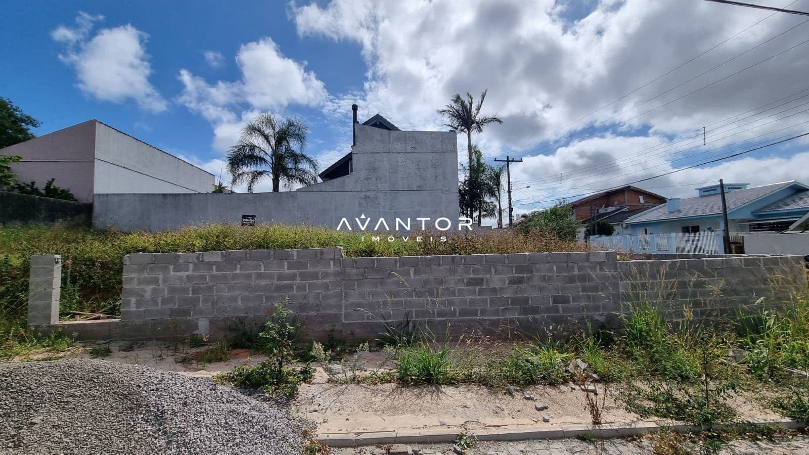 Fachada da casa em construção — Terreno à venda em Camobi, Santa Maria/RS