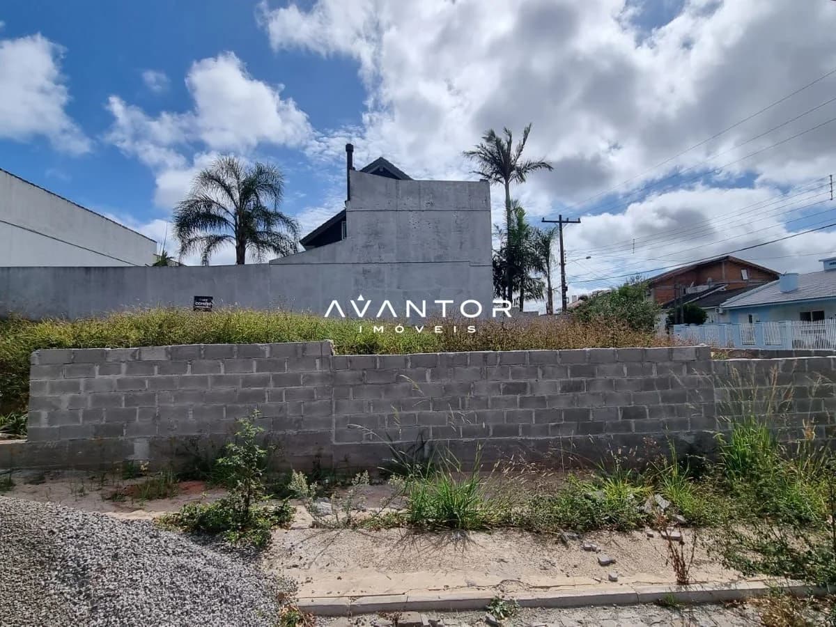 Fachada da casa em construção — Terreno à venda em Camobi, Santa Maria/RS