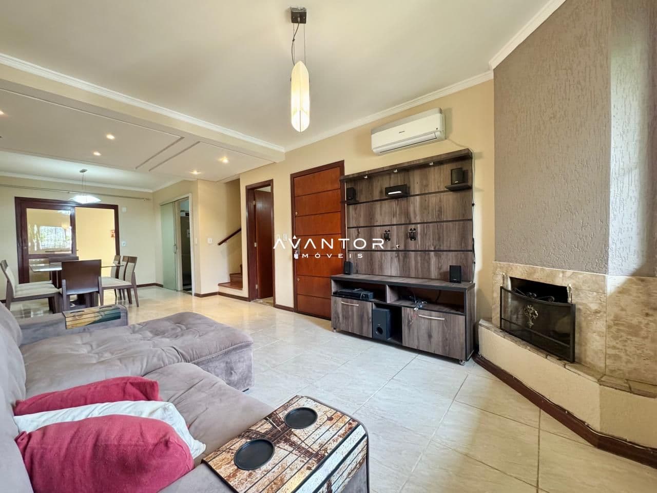 Sala de estar com home theater integrado — Casa com 3 quartos à venda no Residencial Mediterrani, em Camobi, Santa Maria/RS
