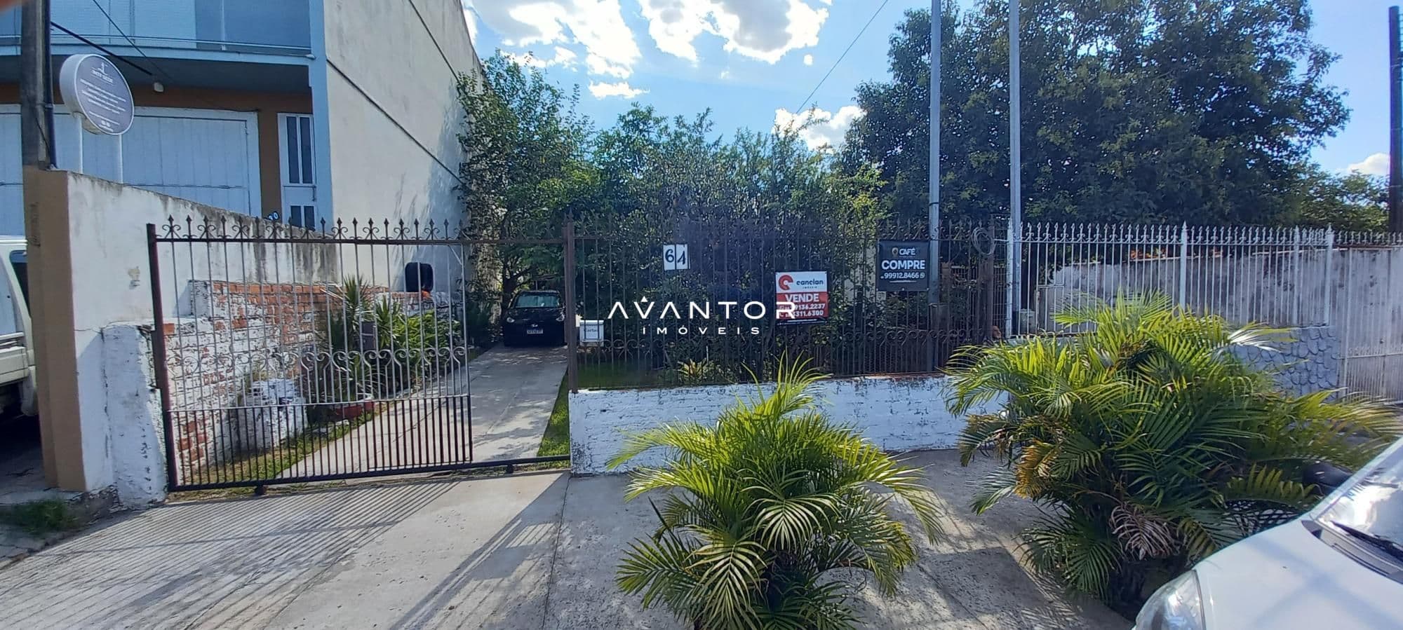 Fachada da casa com portão e plantas — Casa com 2 quartos à venda em Juscelino Kubitschek, Santa Maria/RS