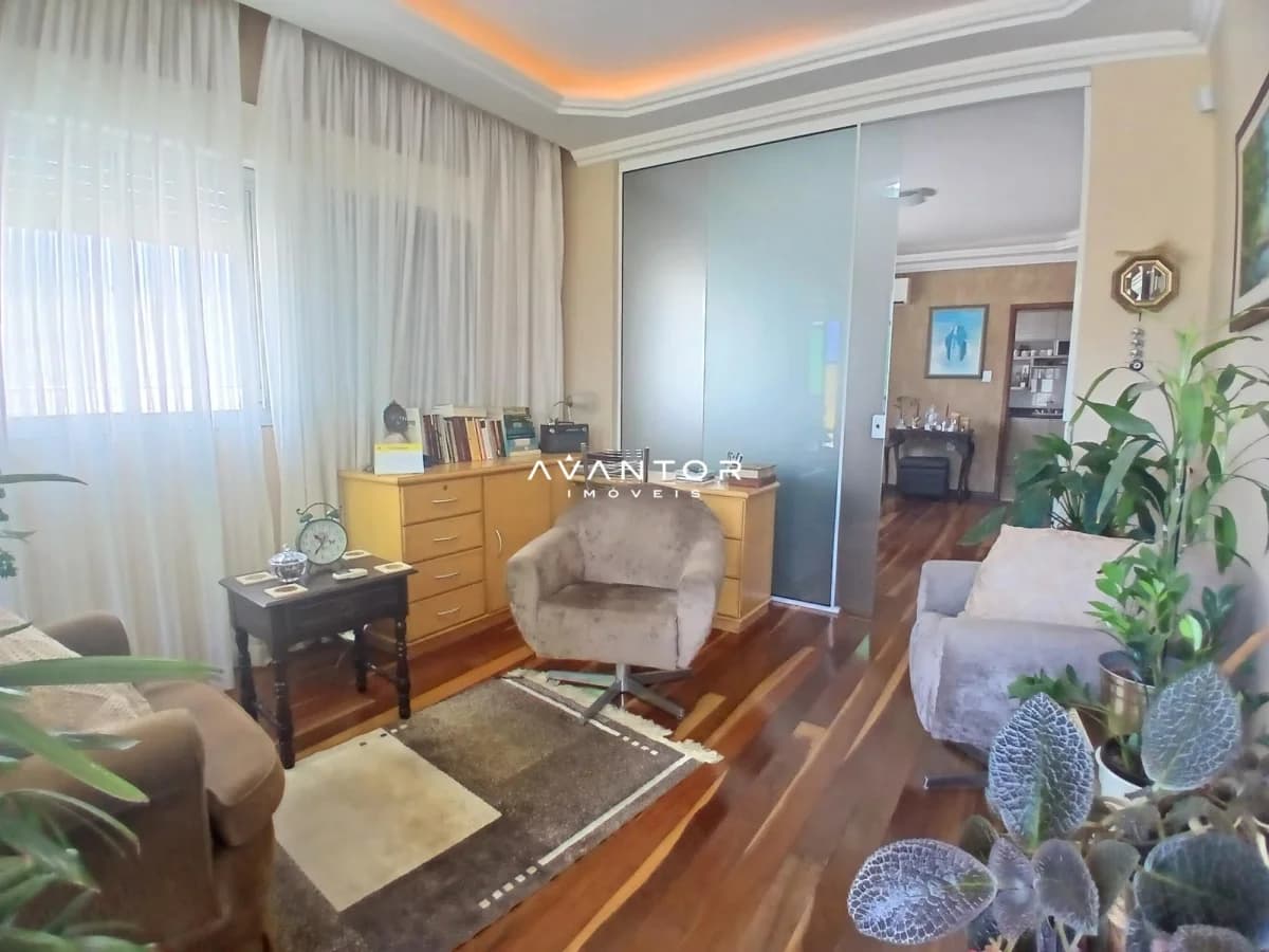 Sala de estar com sacada e cortinas — Casa com 2 quartos à venda em Itararé, Santa Maria/RS