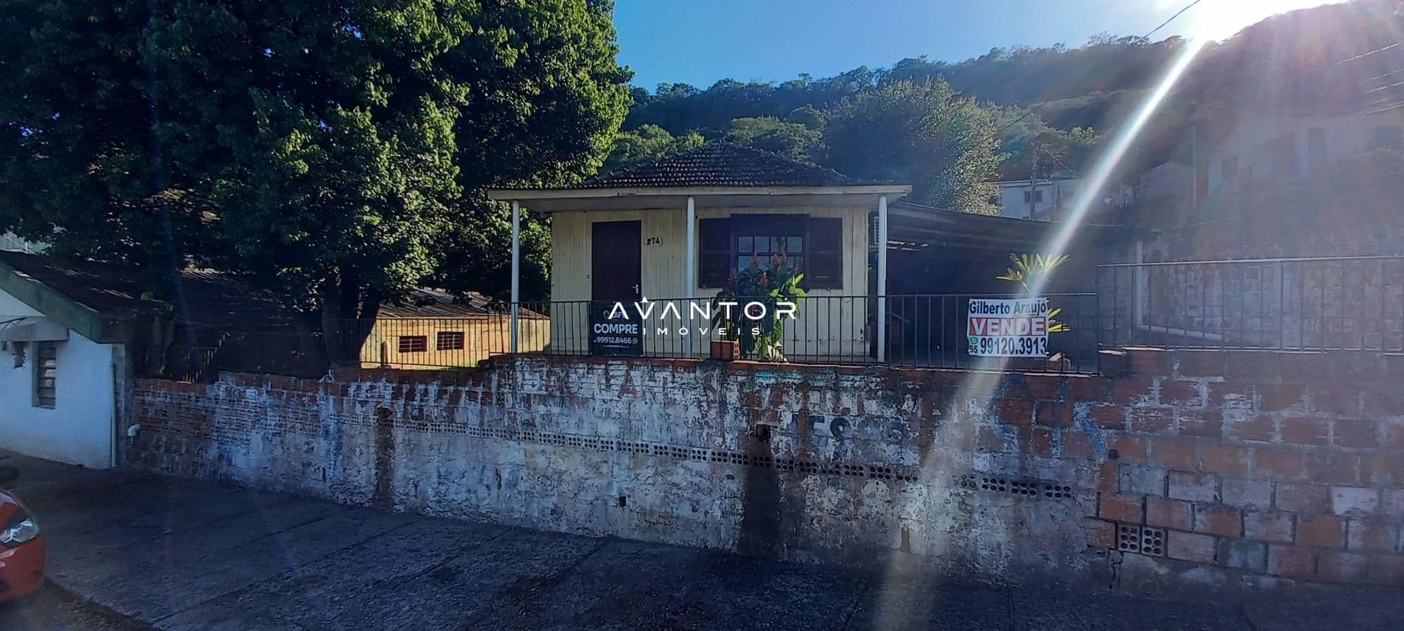 Fachada da casa com sacada — Casa com 2 quartos à venda em Itararé, Santa Maria/RS