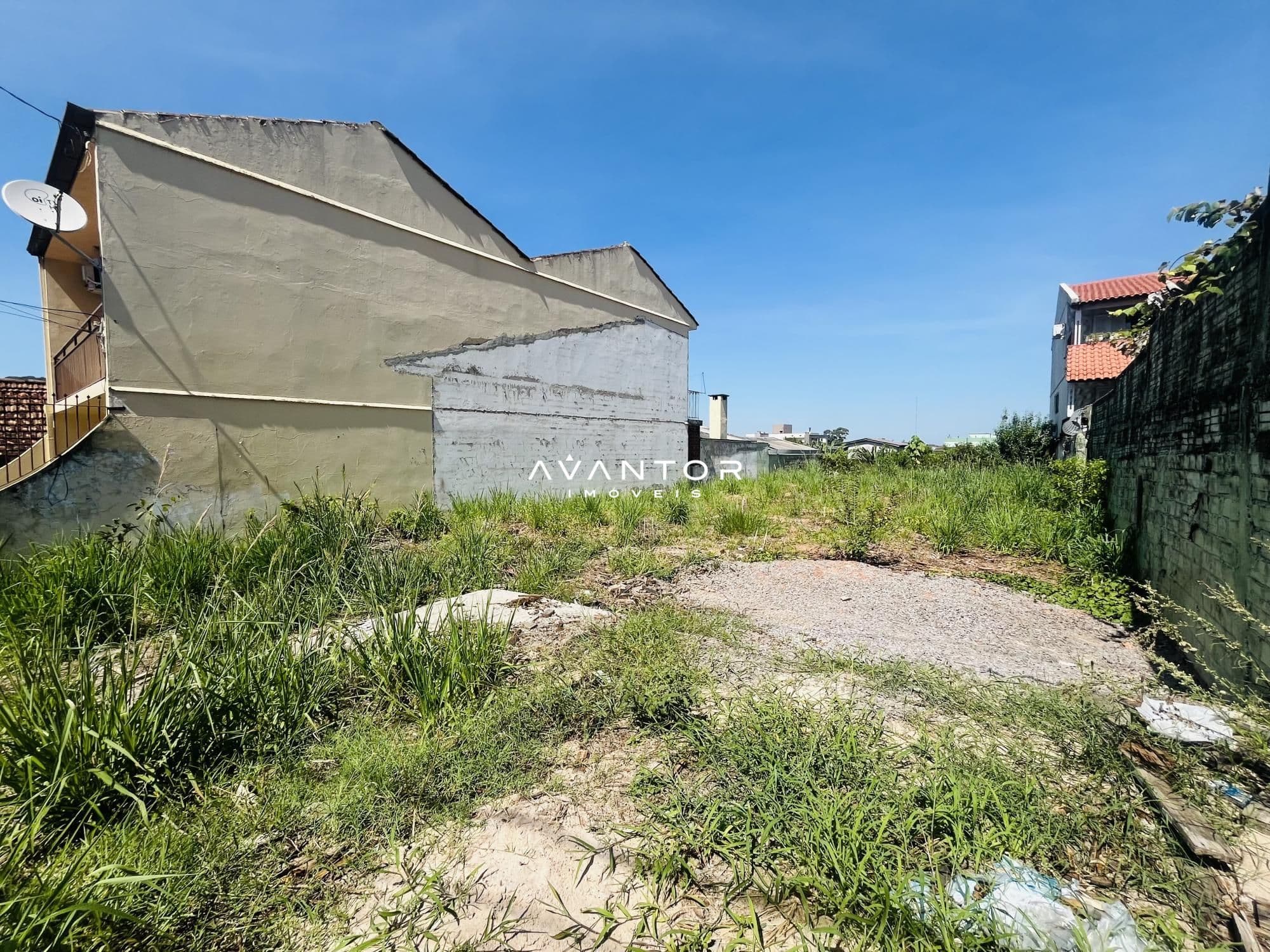 Terreno com estrutura em construção — Terreno à venda em Nossa Senhora de Lourdes, Santa Maria/RS