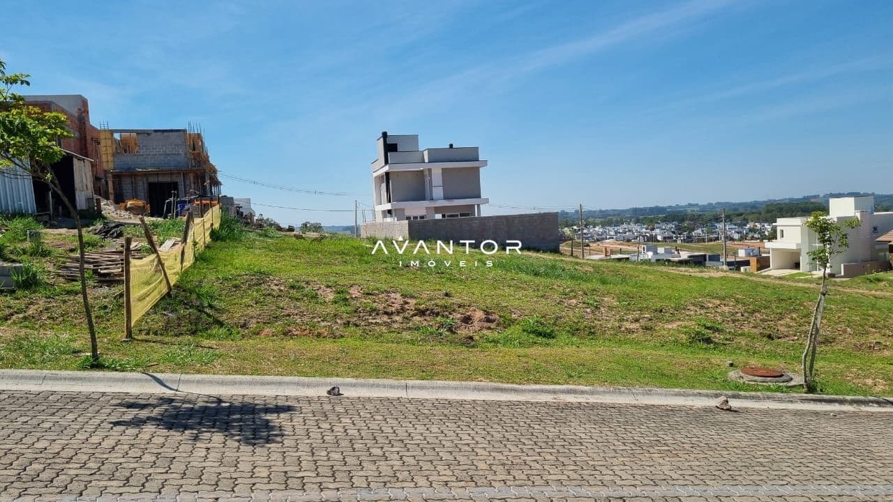 Fachada da casa em construção — Terreno à venda no Residencial Real Park, em Tomazetti, Santa Maria/RS