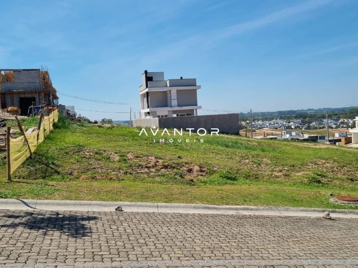 Fachada da casa em construção — Terreno à venda no Residencial Real Park, em Tomazetti, Santa Maria/RS
