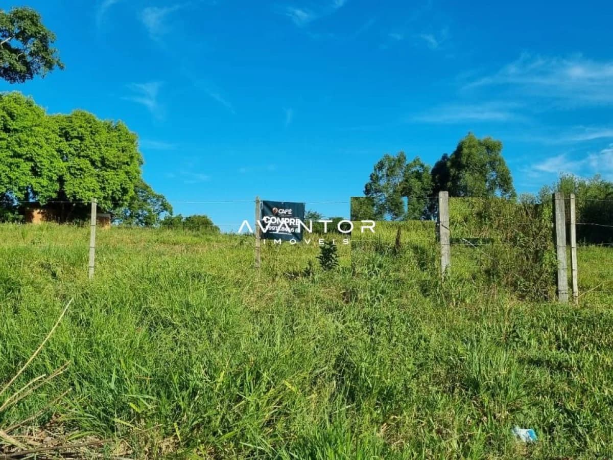 Terreno com cerca de madeira e vegetação — Terreno à venda em Boca do Monte, Santa Maria/RS