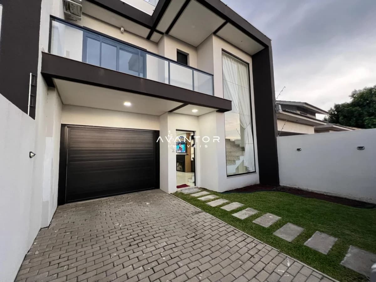 Fachada da casa com garagem e pátio — Casa com 3 quartos à venda em Parque Pinheiro Machado, Santa Maria/RS