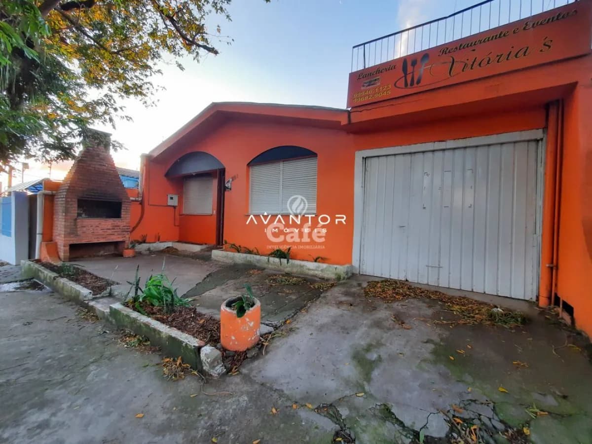 Fachada da casa com churrasqueira — Casa com 4 quartos à venda em Patronato, Santa Maria/RS