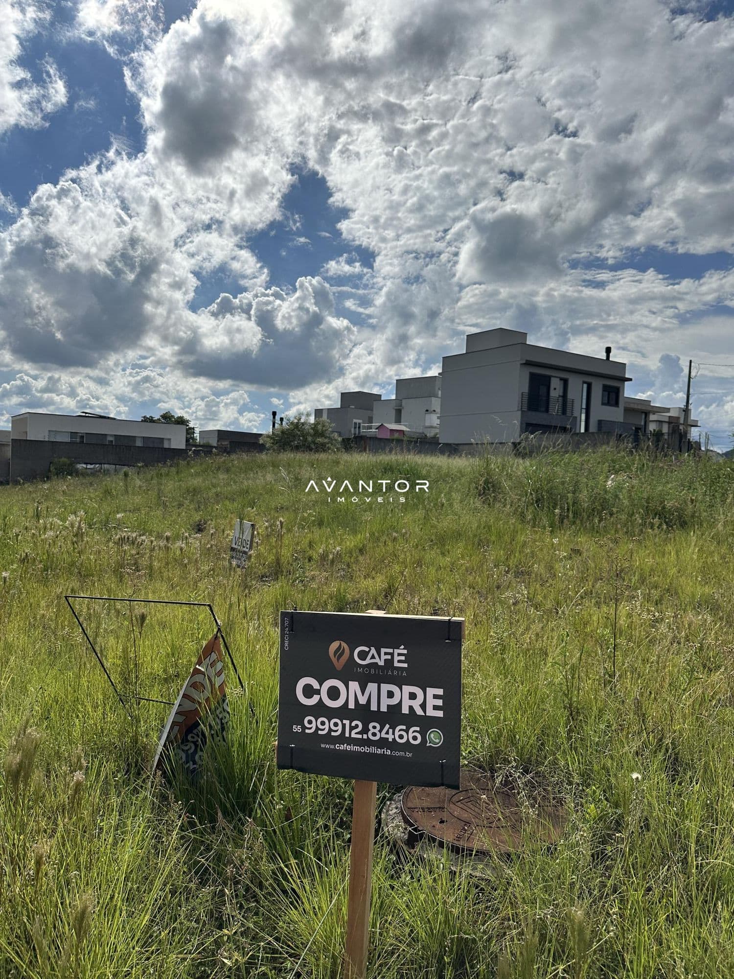 Fachada da casa com terreno — Terreno à venda no Terras de Santorini, em São José, Santa Maria/RS