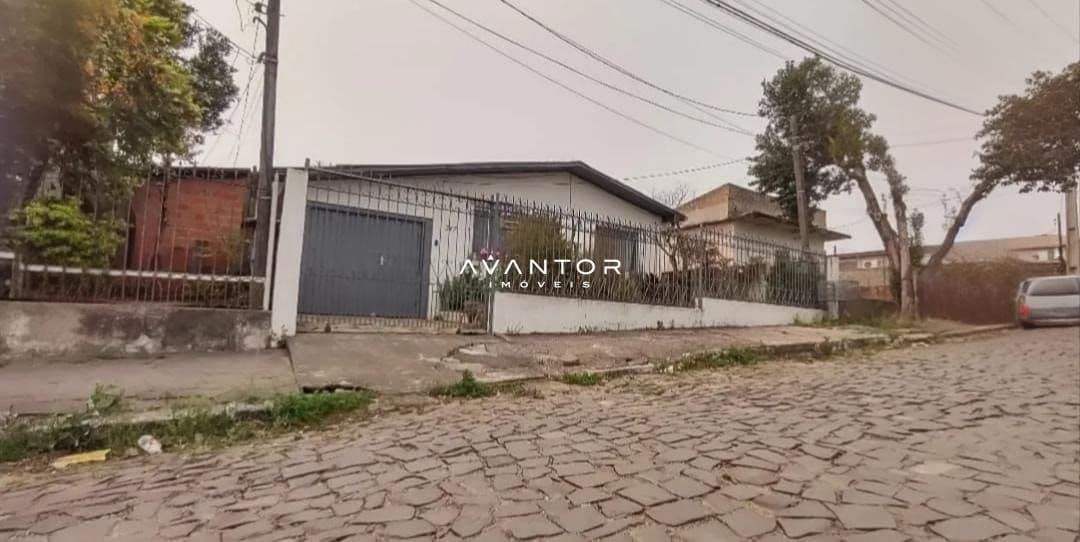 Fachada da casa com portão — Casa com 3 quartos à venda em Juscelino Kubitschek, Santa Maria/RS
