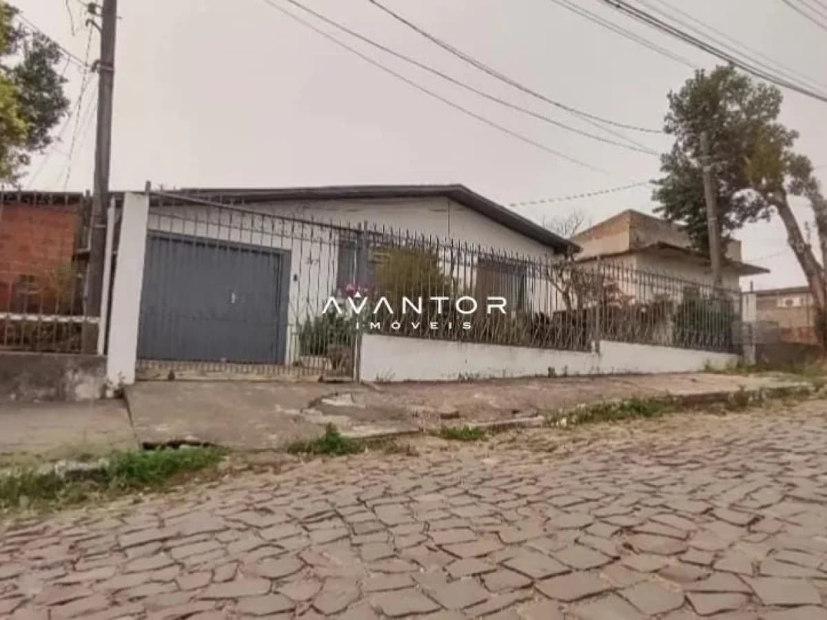 Fachada da casa com portão — Casa com 3 quartos à venda em Juscelino Kubitschek, Santa Maria/RS