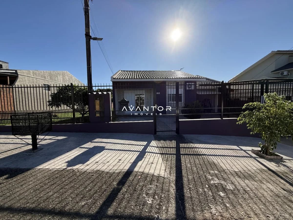 Fachada da casa com portão e garagem — Casa com 4 quartos à venda em Pinheiro Machado, Santa Maria/RS