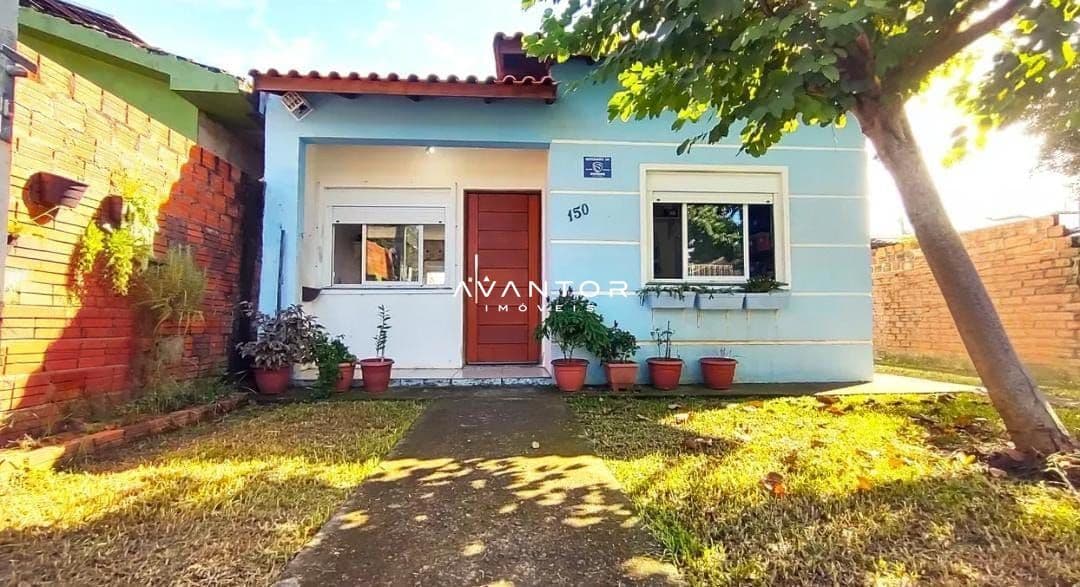Fachada da casa com pátio frontal — Casa com 2 quartos à venda em Camobi, Santa Maria/RS