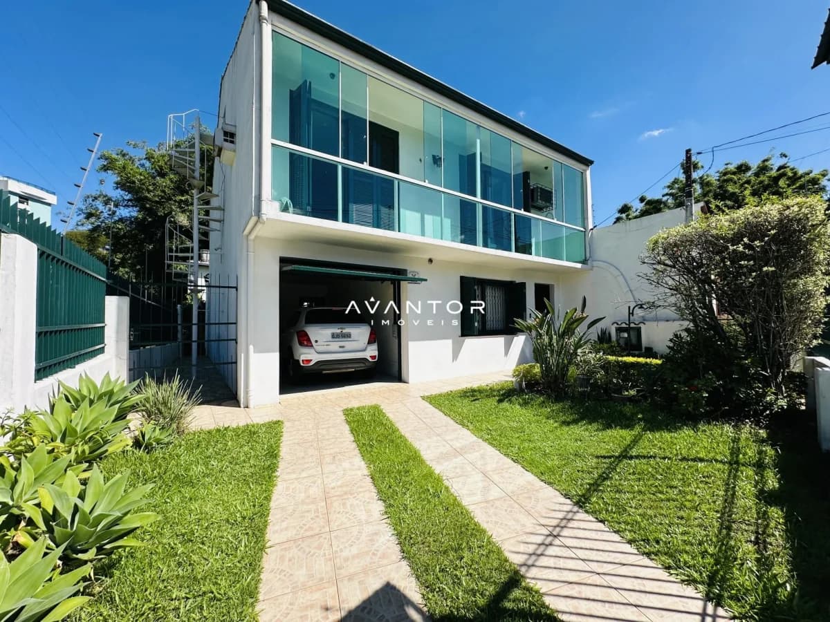 Fachada da casa com garagem — Casa com 3 quartos à venda em Centro, Santa Maria/RS