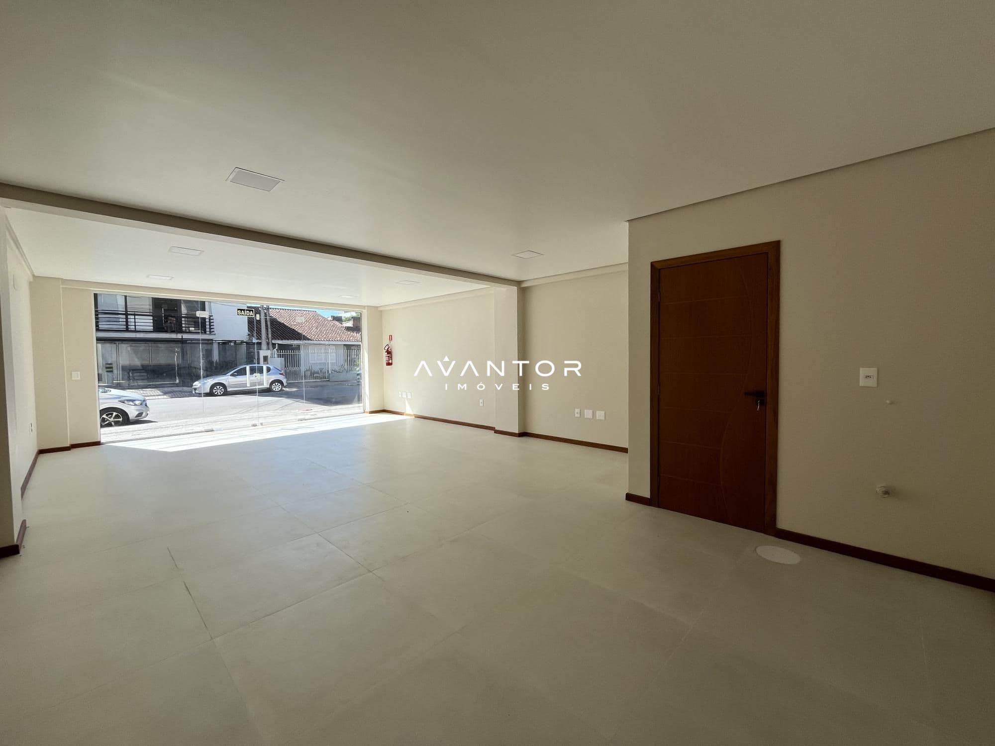 Salão comercial com entrada e vidraçaria — Loja com 1 sala à venda no Residencial Estelar, em Camobi, Santa Maria/RS
