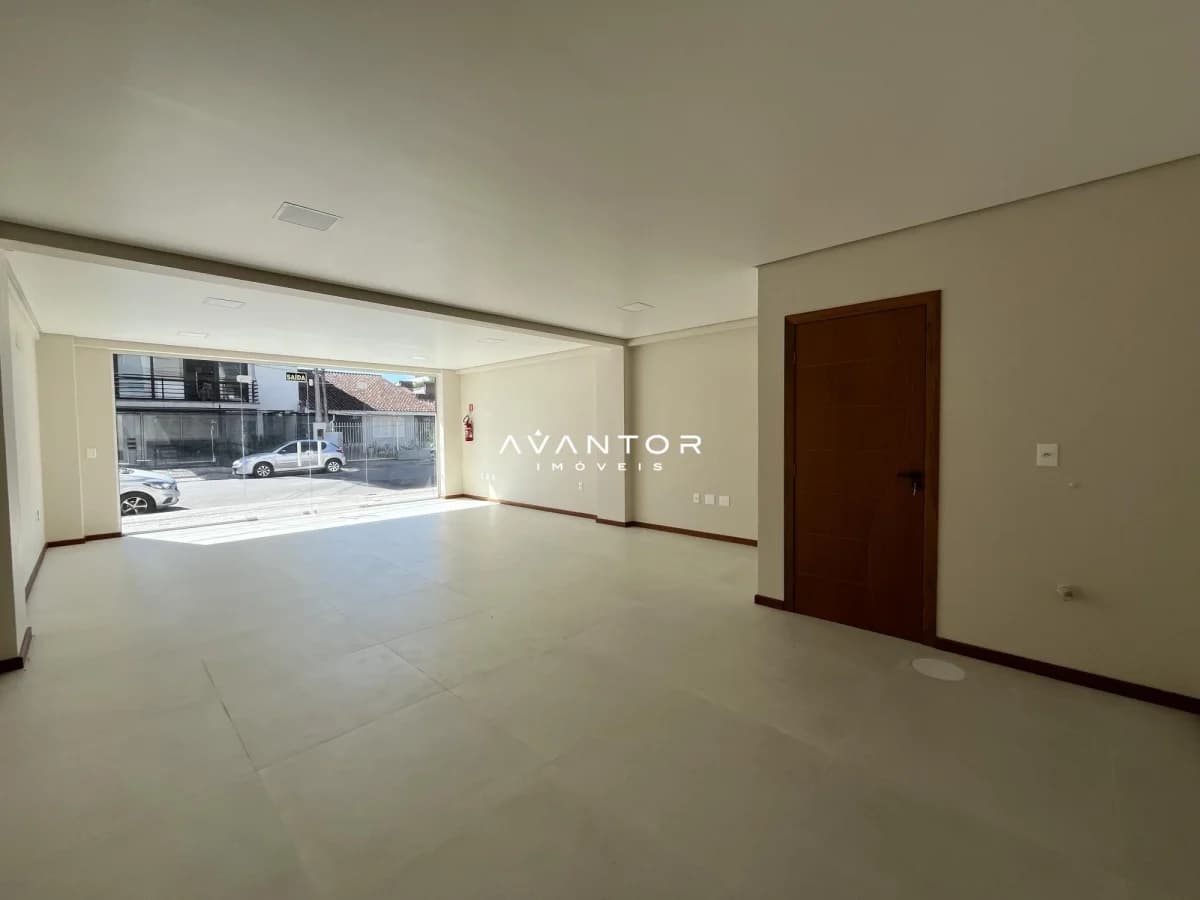 Salão comercial com entrada e vidraçaria — Residencial Estelar, Camobi, Santa Maria/RS