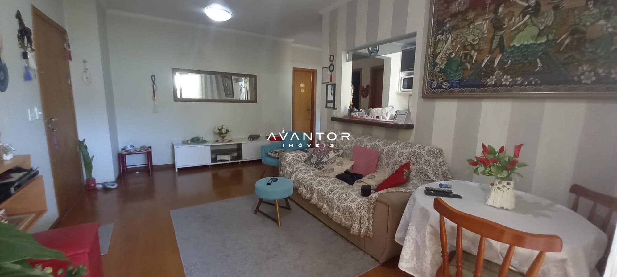 Sala de estar com sofá e mesa de centro — Apartamento com 2 quartos à venda no Dona Elmira, em Centro, Santa Maria/RS
