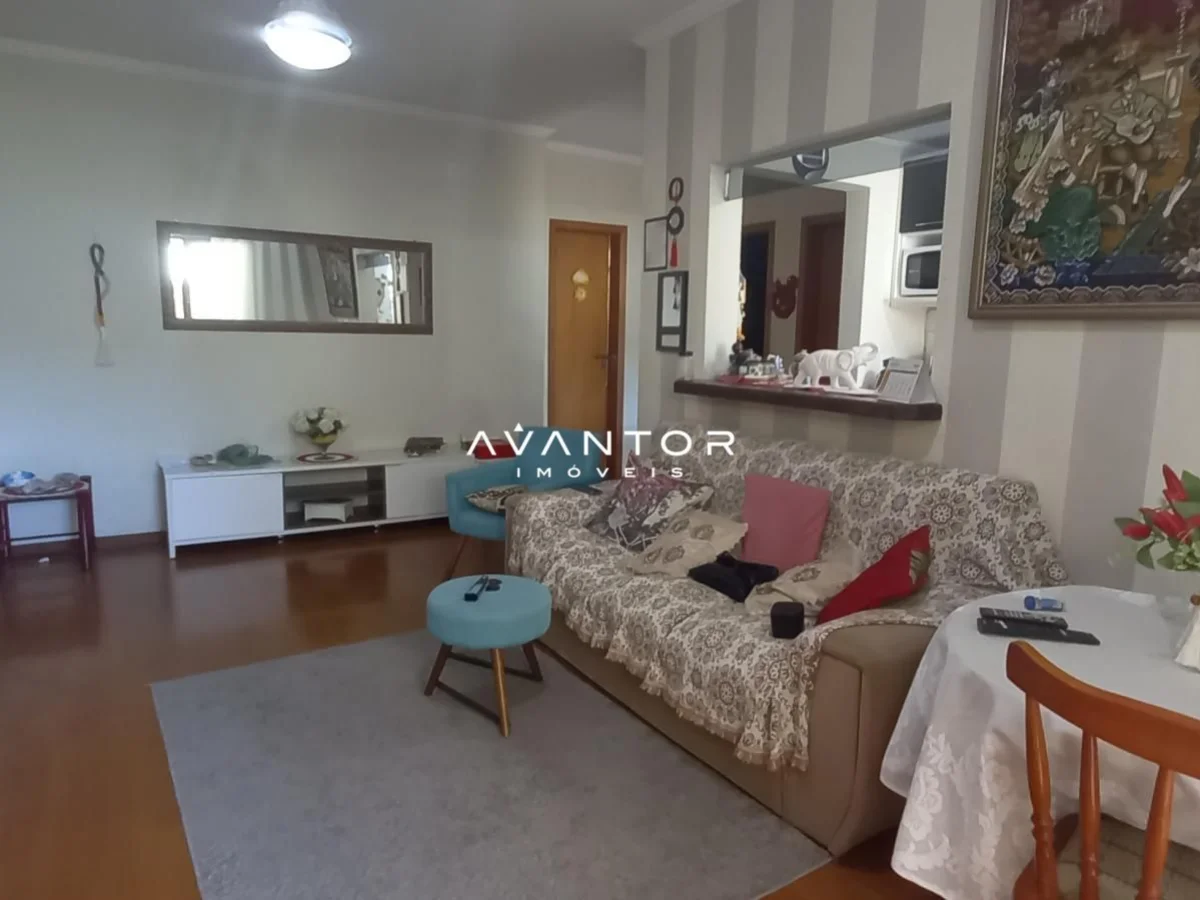 Sala de estar com sofá e mesa de centro — Apartamento com 2 quartos à venda no Dona Elmira, em Centro, Santa Maria/RS