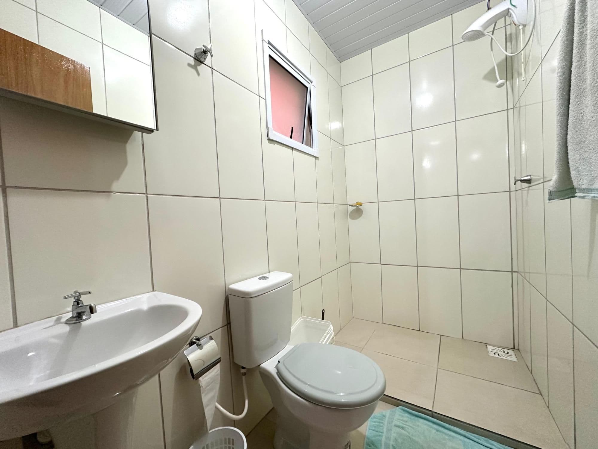 Apartamento mobiliado de 2 dormitórios, sala e cozinha conjugadas, banheiro social, sacada — Apartamento com 2 quartos para alugar em Caturrita, Santa Maria/RS