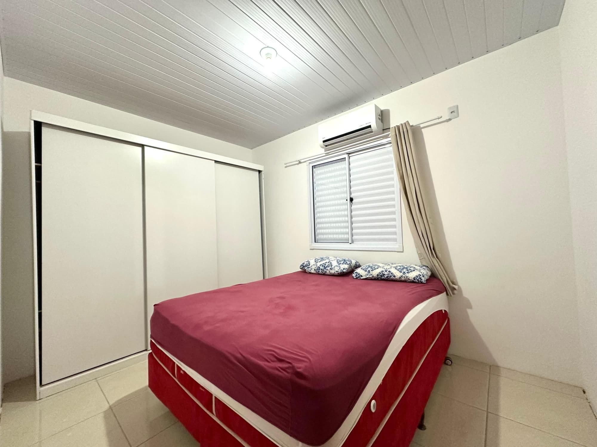 Apartamento mobiliado de 2 dormitórios, sala e cozinha conjugadas, banheiro social, sacada — Apartamento com 2 quartos para alugar em Caturrita, Santa Maria/RS