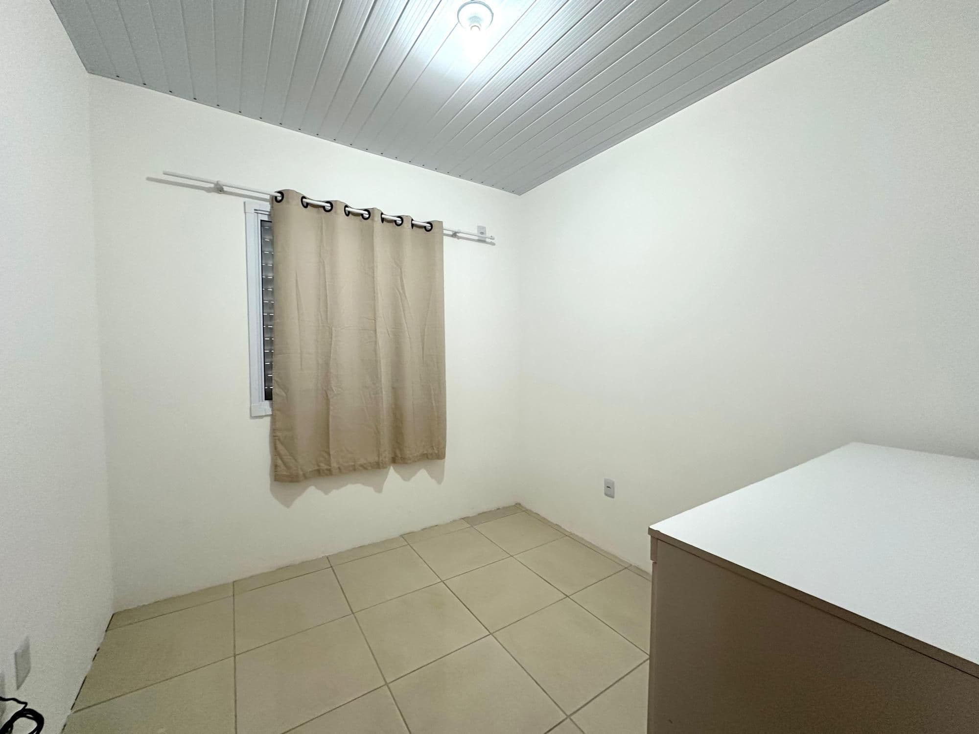 Apartamento mobiliado de 2 dormitórios, sala e cozinha conjugadas, banheiro social, sacada — Apartamento com 2 quartos para alugar em Caturrita, Santa Maria/RS