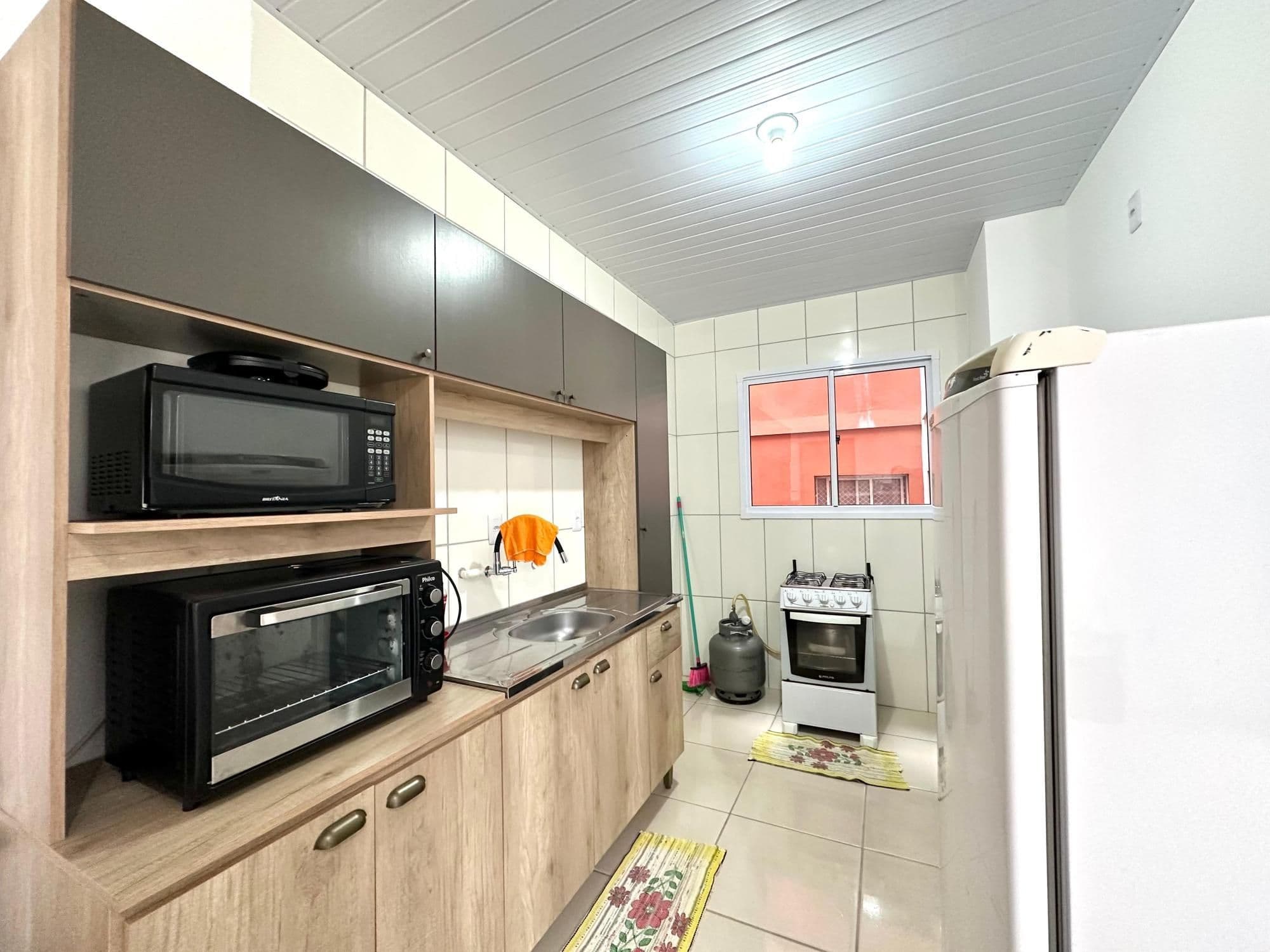 Apartamento mobiliado de 2 dormitórios, sala e cozinha conjugadas, banheiro social, sacada — Apartamento com 2 quartos para alugar em Caturrita, Santa Maria/RS