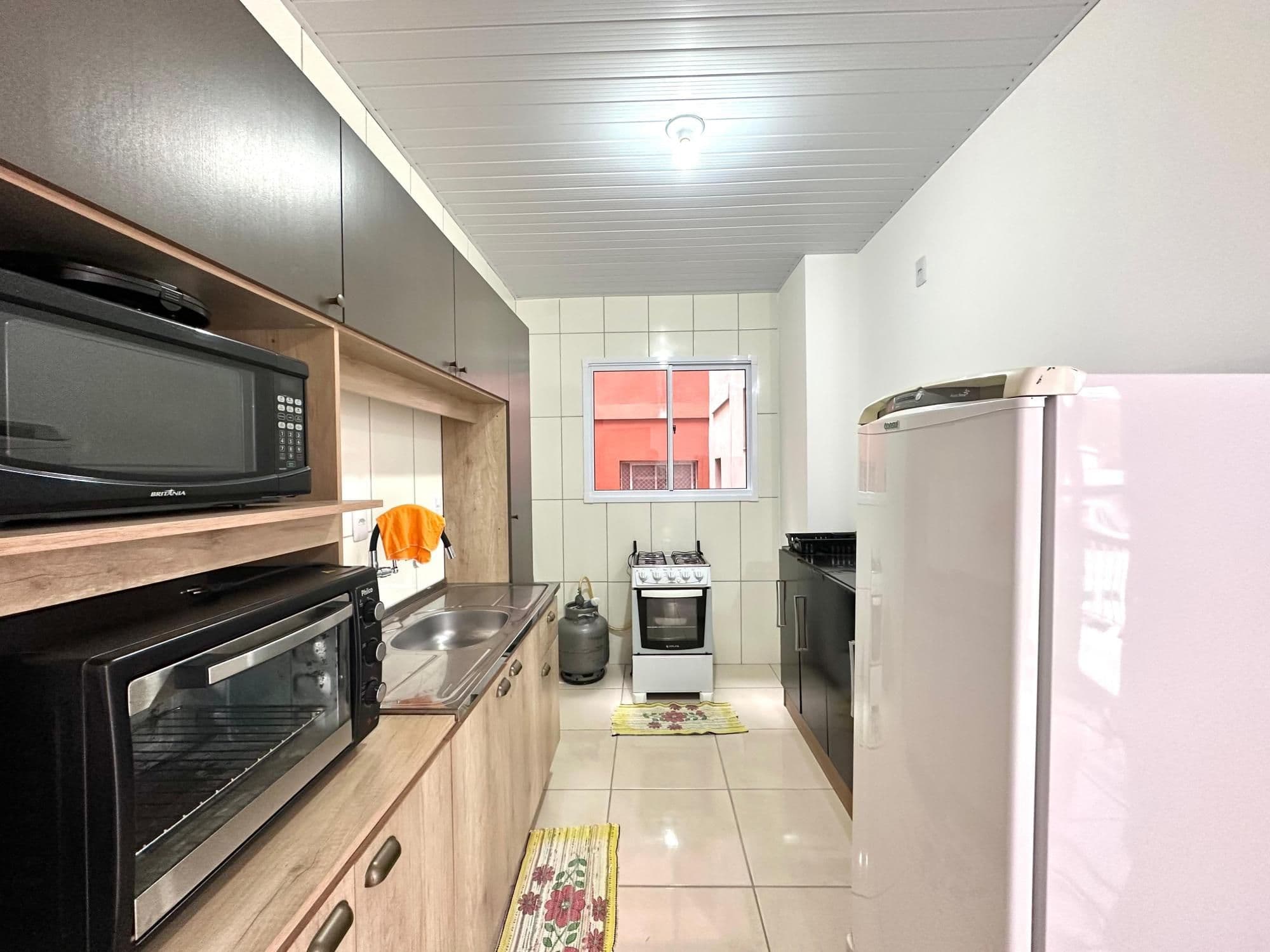 Apartamento mobiliado de 2 dormitórios, sala e cozinha conjugadas, banheiro social, sacada — Apartamento com 2 quartos para alugar em Caturrita, Santa Maria/RS