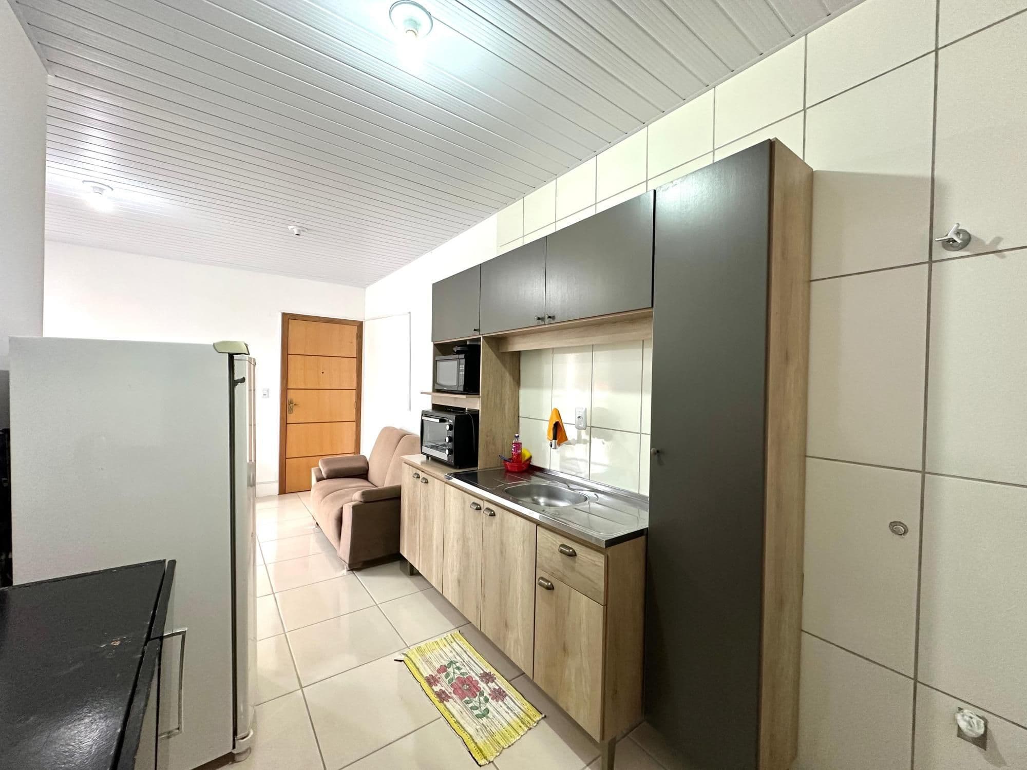 Apartamento mobiliado de 2 dormitórios, sala e cozinha conjugadas, banheiro social, sacada — Apartamento com 2 quartos para alugar em Caturrita, Santa Maria/RS