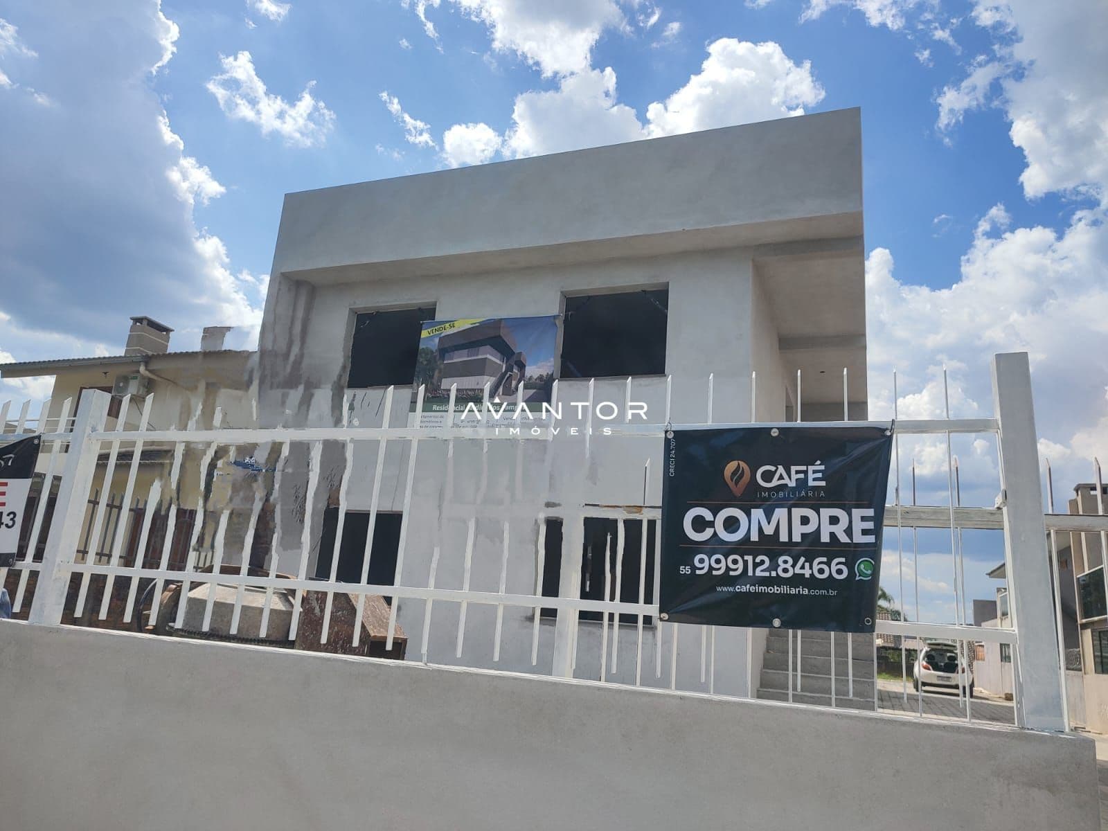 Fachada da casa com dois pavimentos — Apartamento com 2 quartos à venda em São João, Santa Maria/RS
