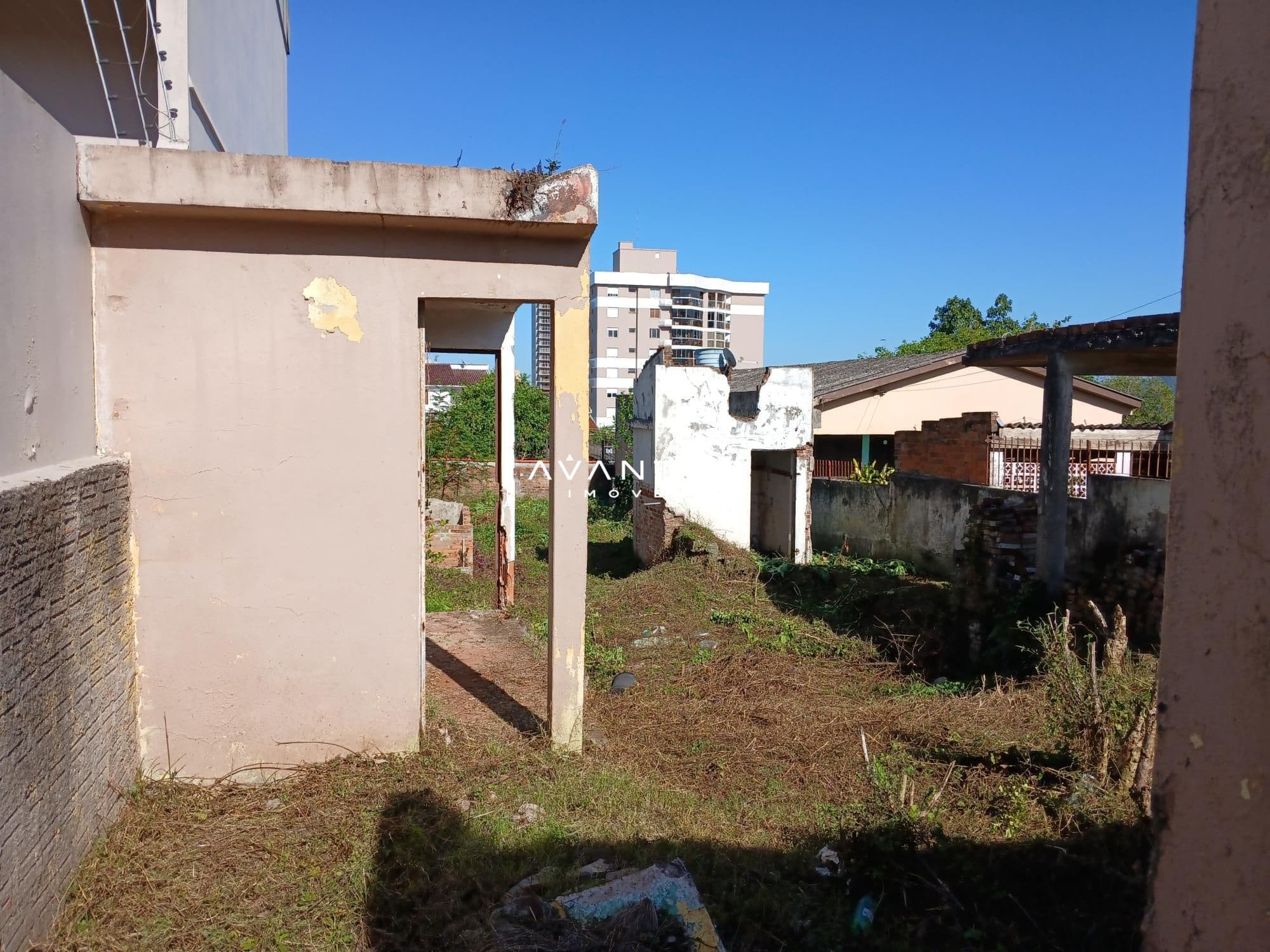 Terreno com construções e vegetação — Terreno à venda em Menino Jesus, Santa Maria/RS