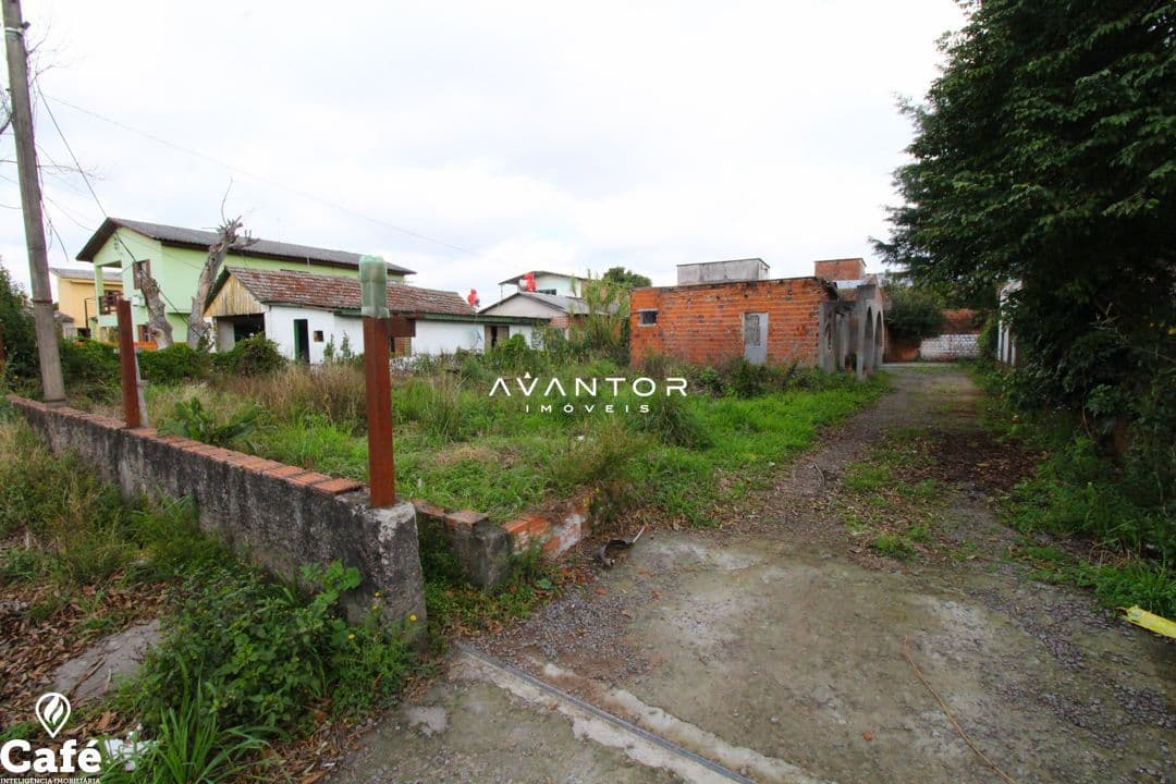 Terreno com construções e vegetação — Terreno à venda em Camobi, Santa Maria/RS