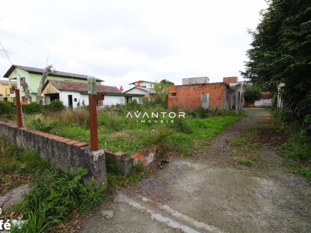 Terreno com construções e vegetação — Terreno à venda em Camobi, Santa Maria/RS