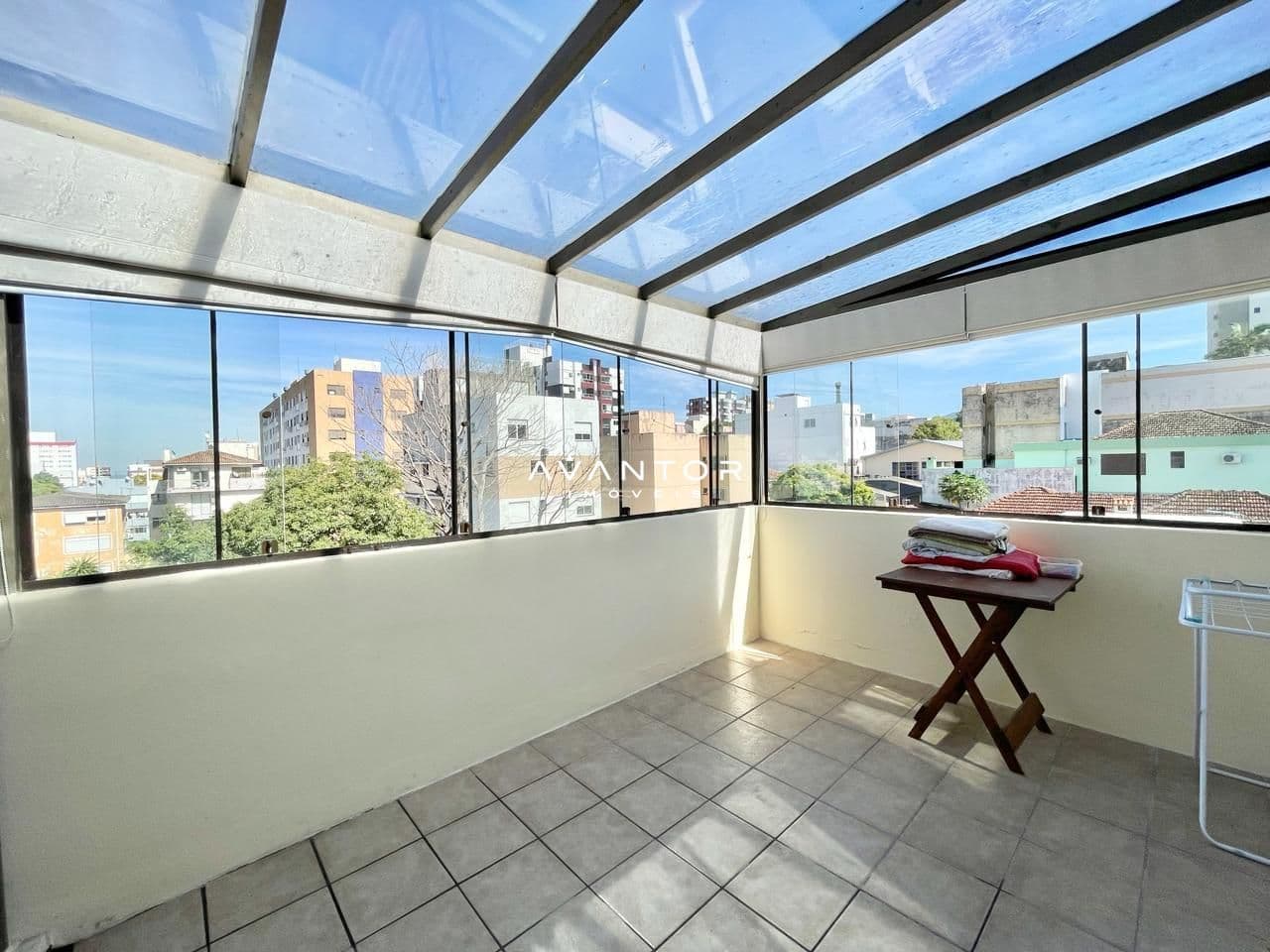 Sacada com cobertura de vidro e vista urbana — Cobertura com 3 quartos à venda em Centro, Santa Maria/RS