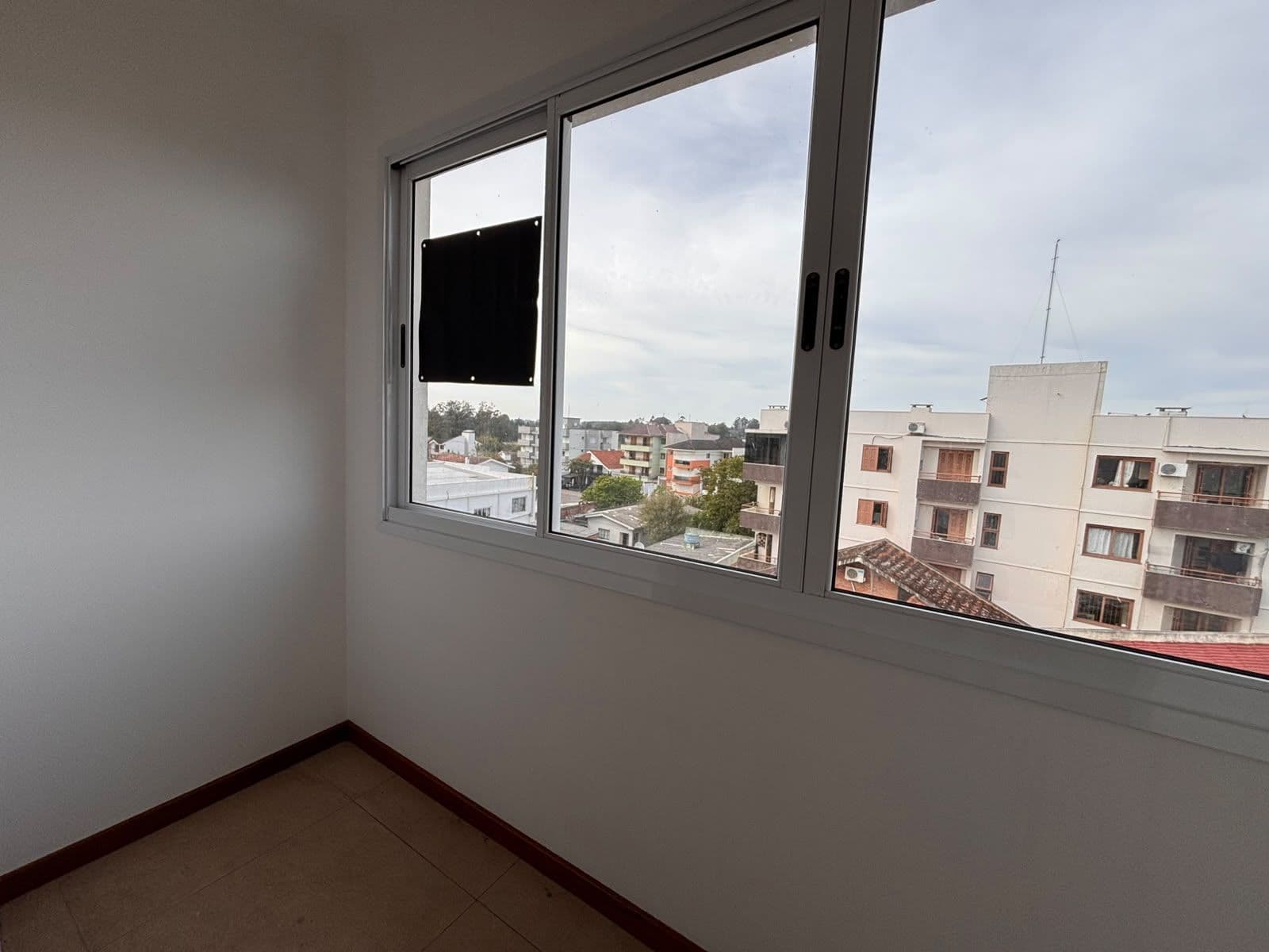 Apartamento de 1 dormitório, churrasqueira e garagem no bairro Camobi em Santa Maria — Apartamento com 1 quarto para alugar em Camobi, Santa Maria/RS